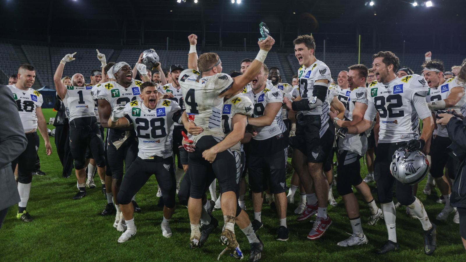 
                <strong>Das Team: Raiders Tirol - Achtmaliger Meister mit starkem Unterbau</strong><br>
                Die Raiders Tirol, die früher als Papa Joe's Tyrolean Raiders und Swarco Raiders Tirol bekannt waren, sind achtmaliger österreichischer Meister und gewannen drei Mal den Eurobowl. Im September 2021 gaben sie bekannt, der European League of Football beizutreten. Sie haben einen starken Unterbau: Die 2. Mannschaft spielt weiter in der Austrian Football League, der höchsten österreichischen Spielklasse. Das Tivoli Stadion Tirol ist die Heimstätte der Raiders.
              