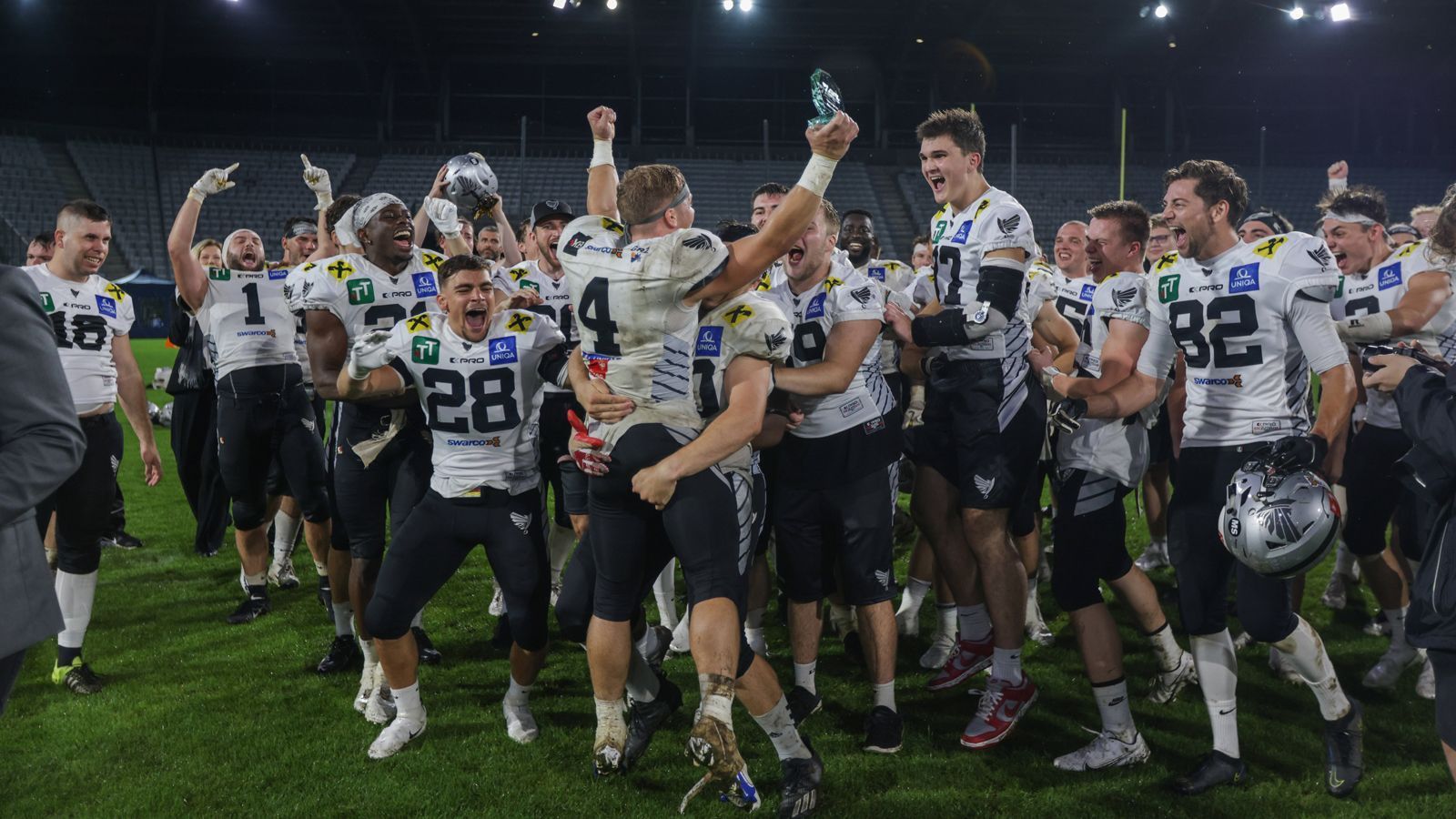 
                <strong>Das Team: Raiders Tirol - Achtmaliger Meister mit starkem Unterbau</strong><br>
                Die Raiders Tirol, die früher als Papa Joe's Tyrolean Raiders und Swarco Raiders Tirol bekannt waren, sind achtmaliger österreichischer Meister und gewannen drei Mal den Eurobowl. Im September 2021 gaben sie bekannt, der European League of Football beizutreten. Sie haben einen starken Unterbau: Die 2. Mannschaft spielt weiter in der Austrian Football League, der höchsten österreichischen Spielklasse. Das Tivoli Stadion Tirol ist die Heimstätte der Raiders.
              