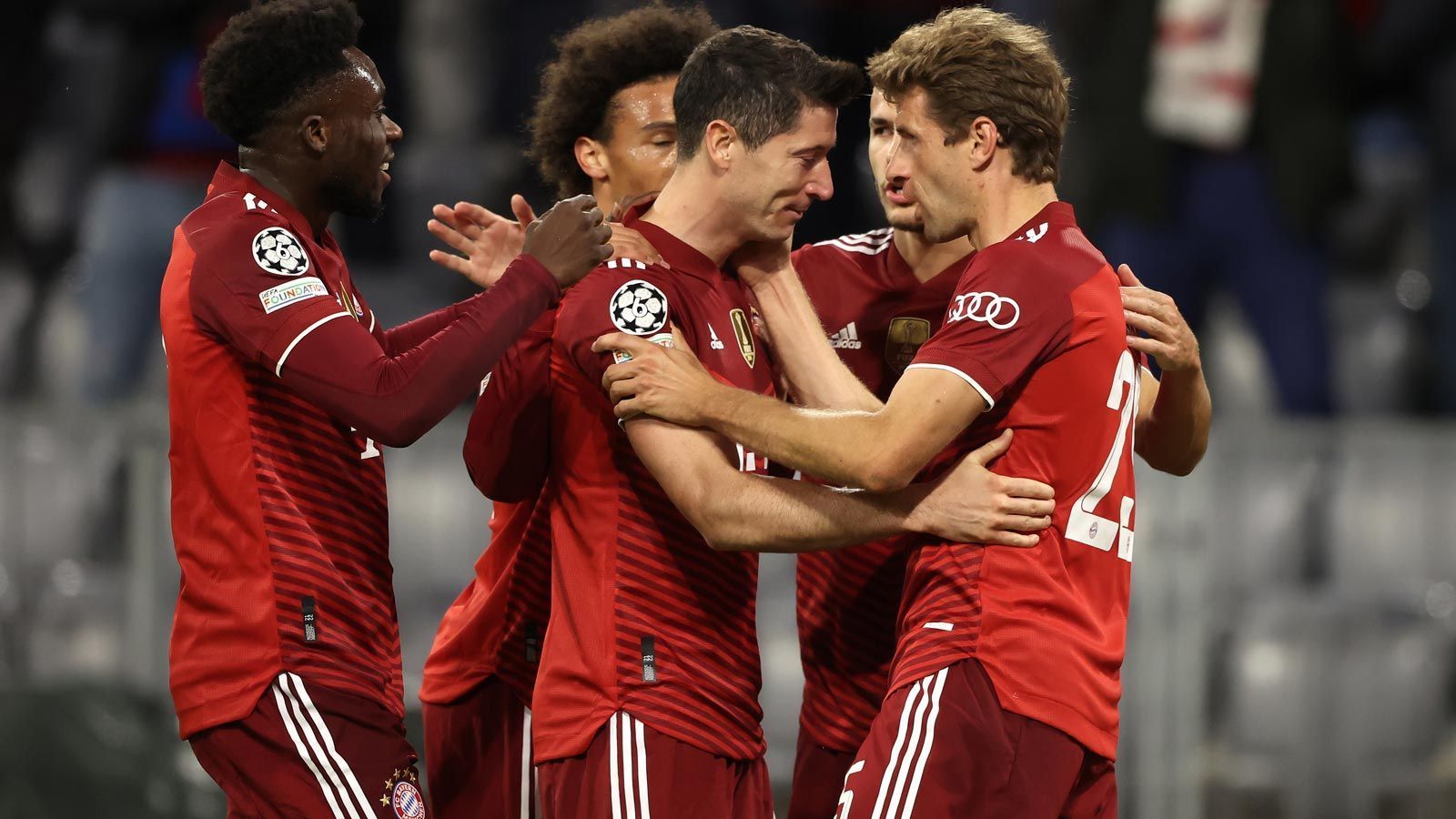 
                <strong>3. Platz: FC Bayern München</strong><br>
                &#x2022; durchschnittliche Klubzugehörigkeit der Spieler: 4 Jahre und 2 Monate -<br>&#x2022; dienstältester Spieler: Thomas Müller (seit dem 1. Juli 2009)<br>
              