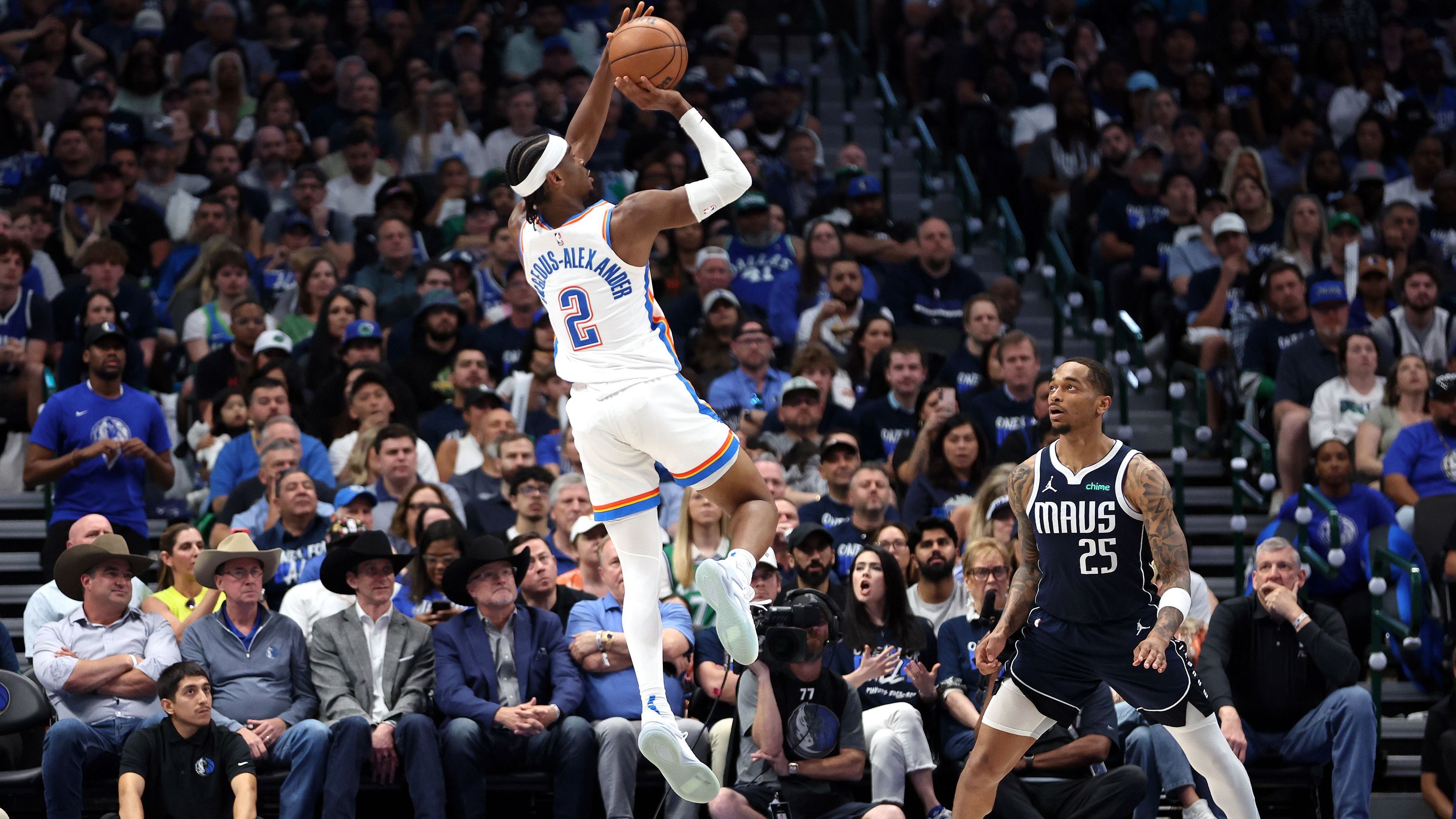 <strong>All-NBA First Team: Shai Gilgeous-Alexander (Oklahoma City Thunder)</strong><br>SGA knüpfte in den Playoffs nahtlos an seine Leistungen aus der Regular Season an. Aus der Midrange traf er weiterhin traumwandlerisch, während auch sein Dreier gut fiel. 30,2 Punkte, 7,2 Rebounds, 6,4 Assists, 1,3 Steals und 1,7 Blocks sind irre Werte, wenn man bedenkt, dass der 25-Jährige 43 Prozent seiner Dreier und fast 50 Prozent aus dem Feld traf. Mit einem besser balancierten Team um ihn herum wäre in diesen Playoffs mehr drin gewesen.