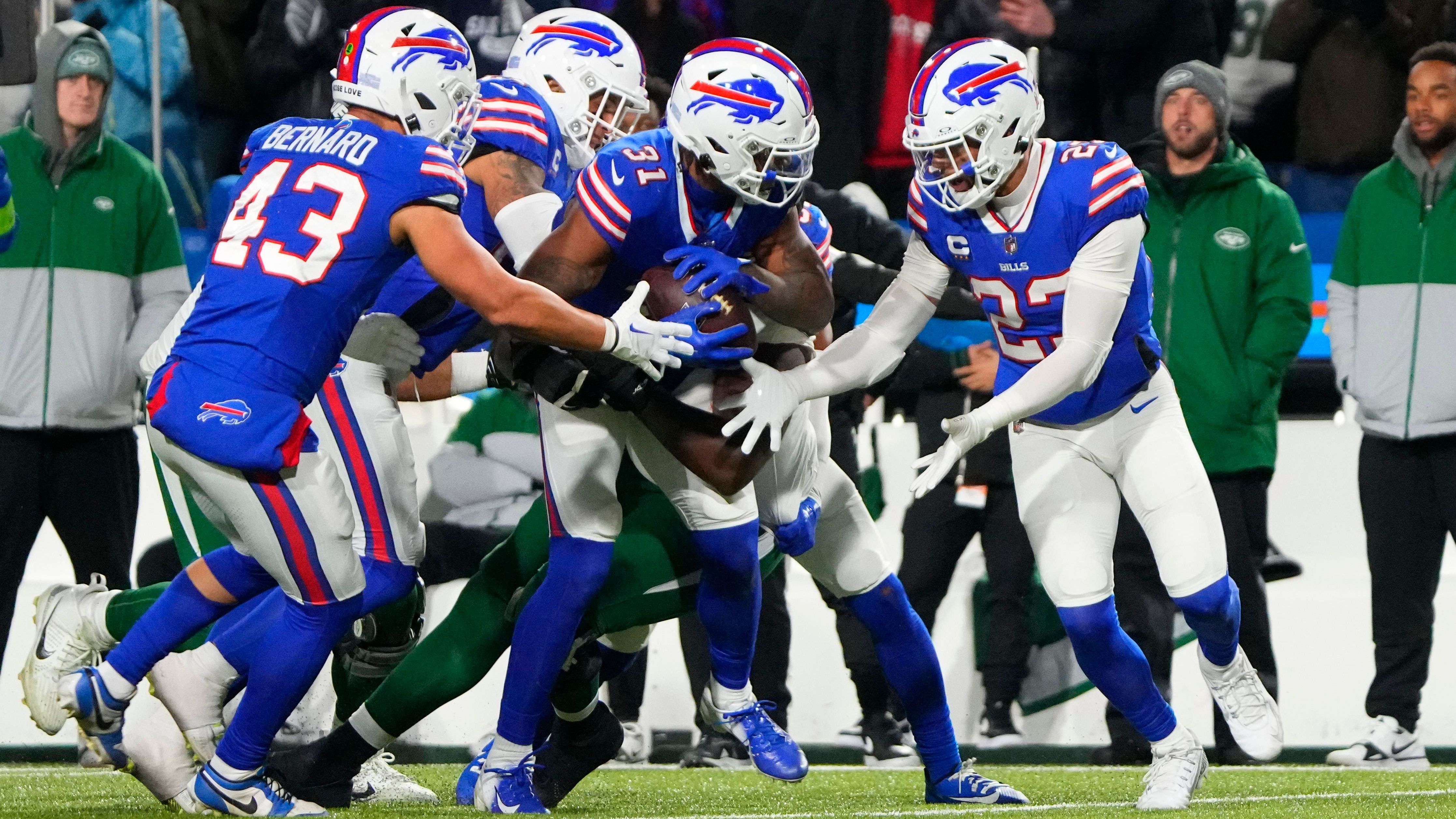 <strong>Buffalo Bills</strong>&nbsp;<br>• Division: AFC East (2nd)<br>• Bilanz: 6-5<br>• Platzierung im Playoff-Picture der AFC: 8<br><br>Mit einem klaren Sieg gegen die New York Jets haben sich die Buffalo Bills zurück im Playoff-Rennen gemeldet und gezeigt, dass sie im Idealfall ein absolutes Top-Team sein können.&nbsp;