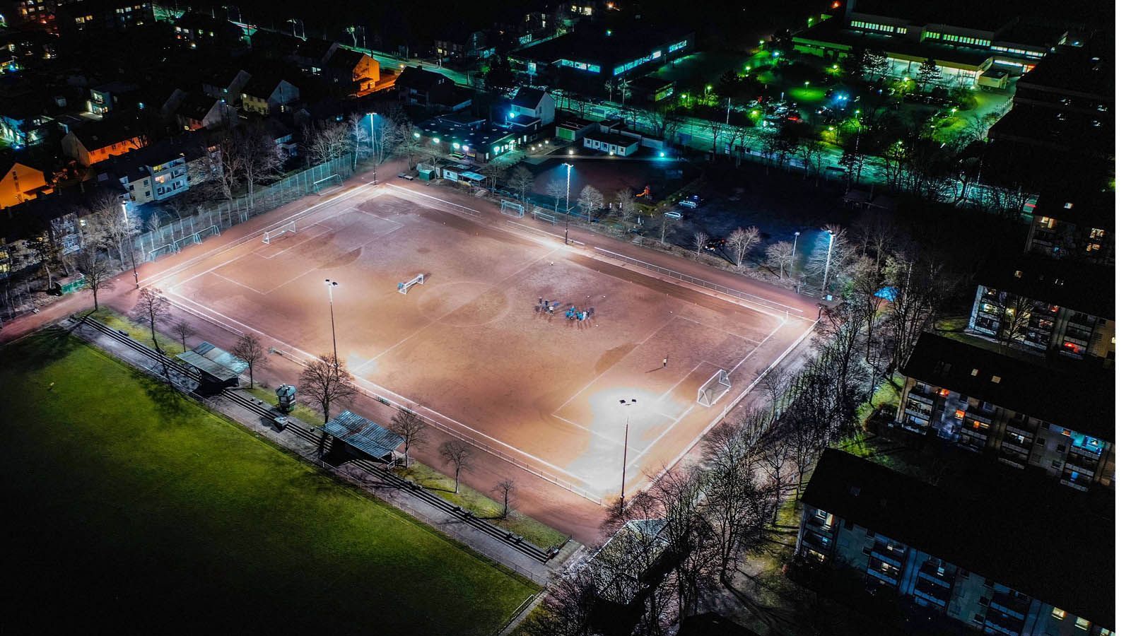 
                <strong>Letzter Mann ist Torwart</strong><br>
                Wer will schon freiwillig Torhüter sein, wo es doch im Mittelfeld und im Angriff viel mehr abgeht. Daher wird oftmals mit dem letzten Mann als Keeper gespielt, nur der darf dann auch die Hand benutzen. Ein anderer Begriff dafür ist "Fliege", sprich: der Torwart darf sich frei bewegen. Ach - und was eh klar ist: Der Dicke muss ins Tor ...
              