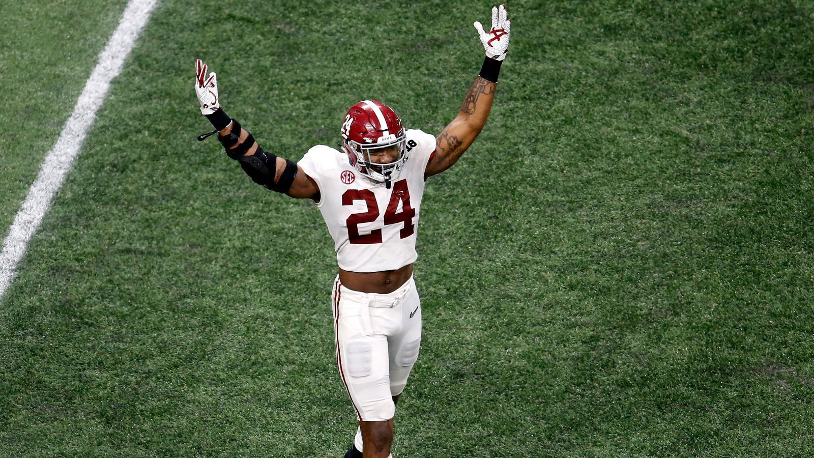 
                <strong>Terrell Lewis (Linebacker, Alabama Crimson Tide)</strong><br>
                Der Pass Rusher aus Alabama bringt eigentlich alles mit, was ein moderner Verteidiger im heutigen Football vereinen sollte. Mit seinen langen Armen weiß er sich im Kampf gegen gegnerische Offensive-Line-Spieler meist geschickt zu helfen und sorgt so für jede Menge Druck. So erzielte er in der vergangenen Spielzeit sechs Sacks und setzte den gegnerischen Quarterback 16 Mal unter Druck (höchster Wert im Team). Auch gegen den Lauf verteidigt Lewis konstant gut. Das große Fragezeichen bleibt jedoch seine Gesundheit. Lewis verpasste 2018 die gesamte Saison (Knieverletzung) und fehlte auch 2017 fast die komplette Spielzeit (Ellbogenverletzung). 
              