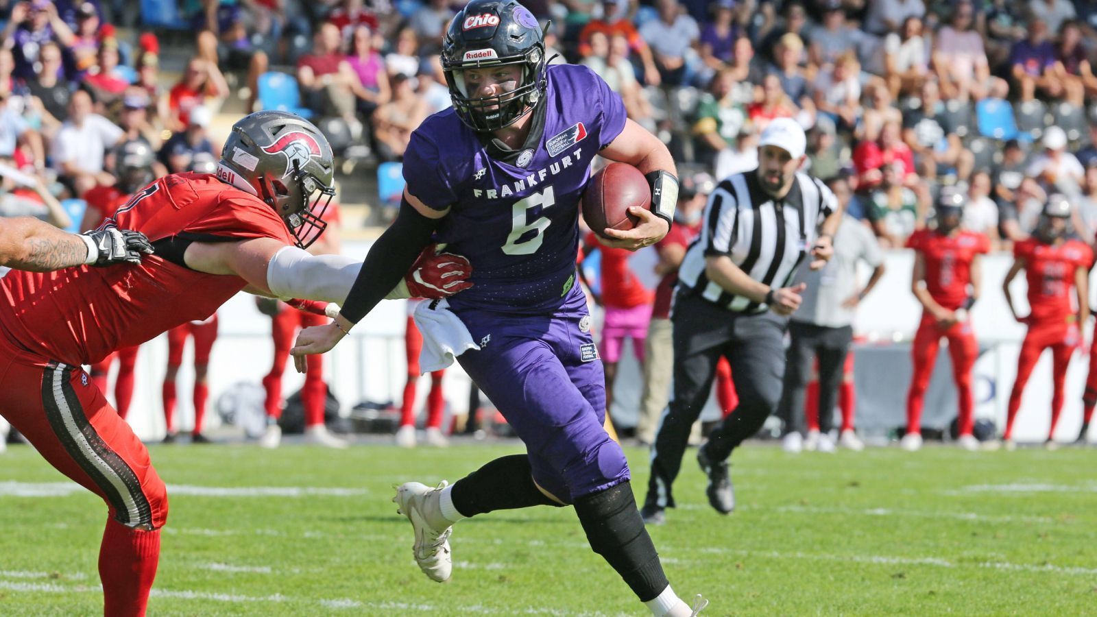 
                <strong>Moritz Johannknecht (Frankfurt Galaxy)</strong><br>
                Moritz Johannknecht ist zurück bei der Frankfurt Galaxy. Der Quarterback spielte bereits 2021 für die Frankfurter und lieferte als Vertreter von Championship-MVP Jakeb Sullivan eine gute Figur ab. Nun soll er wieder der Backup von Sullivan werden. Johannknecht kommt auf 38 angekommene Pässe in der ELF für 473 Yards Raumgewinn, fünf Touchdowns sowie eine Interception.
              