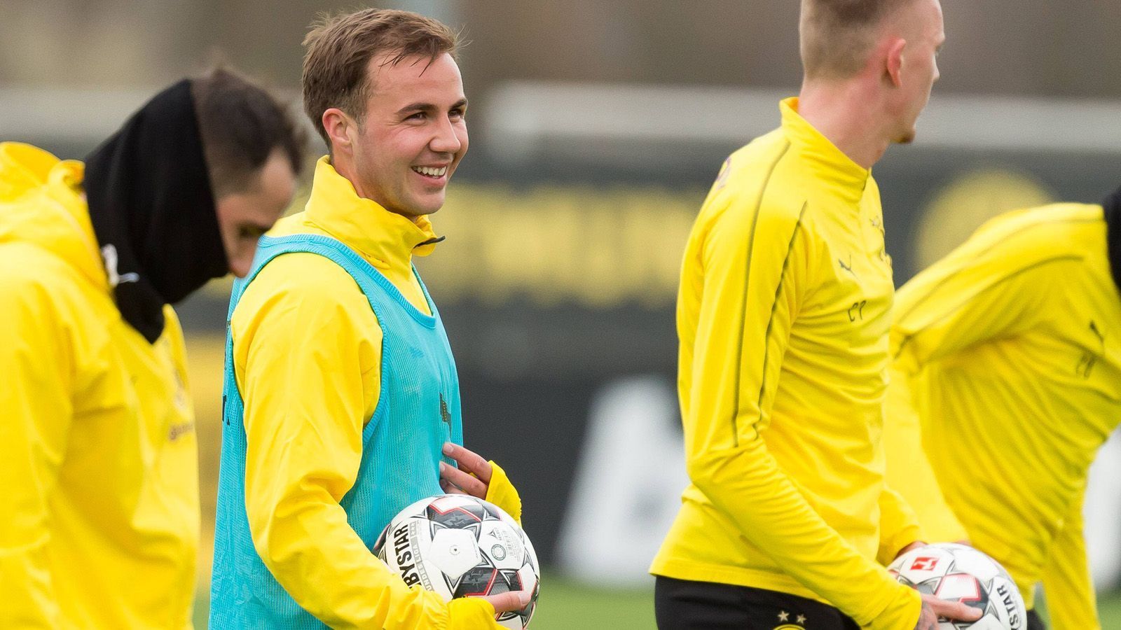 
                <strong>Mario Götze (26) </strong><br>
                In der aktuellen Saison hat Mario Götze wieder richtig Spaß am Fußball gefunden und kann beim BVB mit Top-Leistungen überzeugen. Der Weltmeister von 2014 kommt in dieser Saison bislang auf 18 Bundesligaeinsätze, in denen er an insgesamt zehn Treffern (vier Tore, sechs Vorlagen) beteiligt war. Dass der bis 2020 laufende Vertrag verlängert wird, scheint lediglich eine Formsache zu sein. "Es ist kein Geheimnis, dass wir ihn gerne halten wollen", so BVB-Boss Watze gegenüber der "Sport Bild". "Das weiß Mario - genauso, wie wir wissen, dass er sich eine Zukunft beim BVB vorstellen kann", so Watzke über die angestrebte weitere Zusammenarbeit mit dem Eigengewächs, der zwischen 2013 und 2016 für den FC Bayern spielte.
              