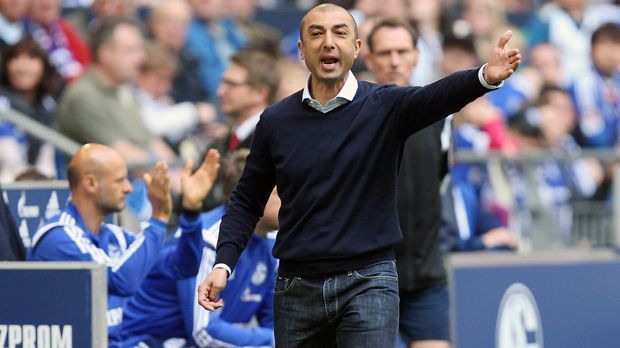 
                <strong>Roberto Di Matteo (FC Schalke 04)</strong><br>
                Ein Champions-League-Sieger für den Arbeiterklub Schalke. Was sich ungewöhnlich anhört, wurde letztlich auch nichts Gutes. Denn Roberto Di Matteos Ära bei den "Knappen" war nicht von Erfolg gekrönt. Von Oktober 2014 bis Mai 2015 durfte der Champions-League-Trainer, der Chelsea 2012 zum Titel führte, bei S04 arbeiten. Von seinen 33 Pflichtspielen gewann der Italiener nur 14, zwölf Begegnungen gingen verloren. Am Ende rumpelte sich Schalke gerade so auf Platz 6 - zu wenig für die Ansprüche in Gelsenkirchen, deshalb musste Di Matteo nach nicht einmal einem halben Jahr wieder gehen. Anschließend wurde er auch bei Aston Villa nicht glücklich und sogar schon nach zwölf Spielen wieder gefeuert. Aktuell ist der 47-Jährige vereinslos.
              