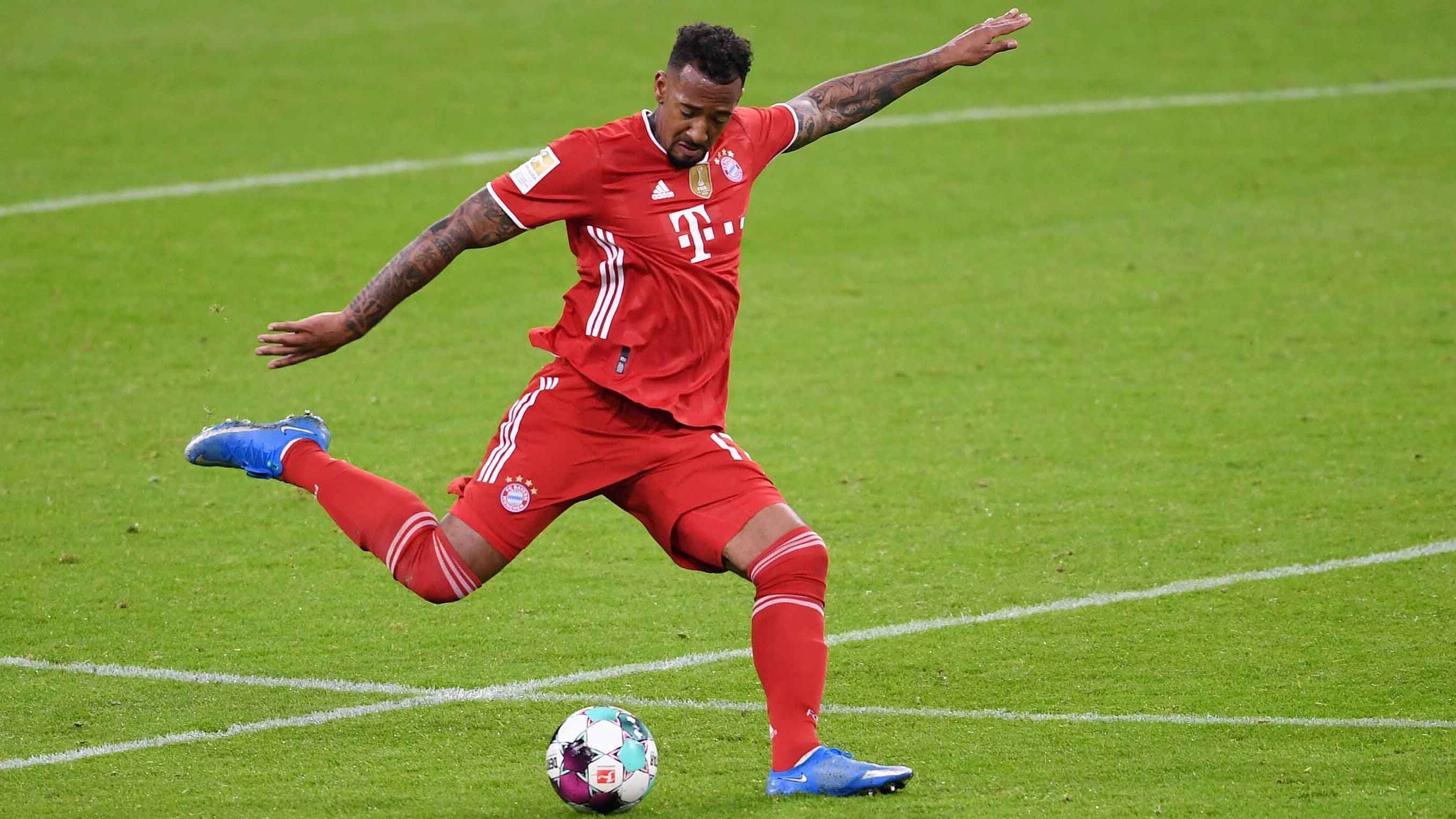 
                <strong>Abwehr: Jerome Boateng (Deutschland, vereinslos)</strong><br>
                Jerome Boateng wird trotz einer starken Saison beim FC Bayern, den er zum Saisonende verlässt, nicht mit zur EM fahren. Die Nicht-Nominierung sorgte für eine Menge Unverständnis, zuletzt kritisierte Bastian Schweinsteiger öffentlich die Entscheidung von Bundestrainer Löw.
              