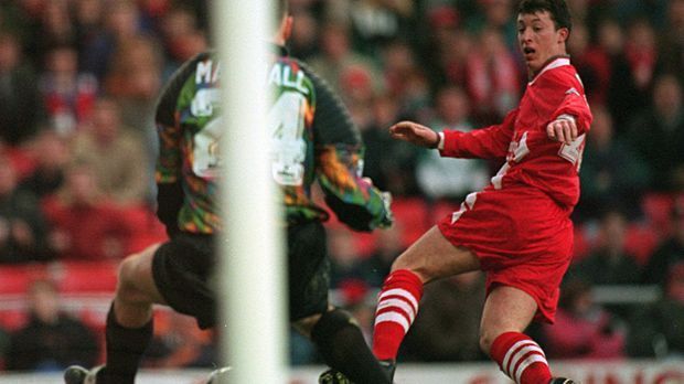 
                <strong>Robbie Fowler</strong><br>
                Der erste Spieler, der im Alter von unter 23 Jahren 50 Tore erzielte, war Robbie Fowler. Im Trikot des FC Liverpool traf der Engländer am 17. Dezember 1995 im Alter von 22 Jahren, acht Monaten und acht Tagen gegen Manchester United. Fowler brauchte dafür nur 88 Einsätze.
              