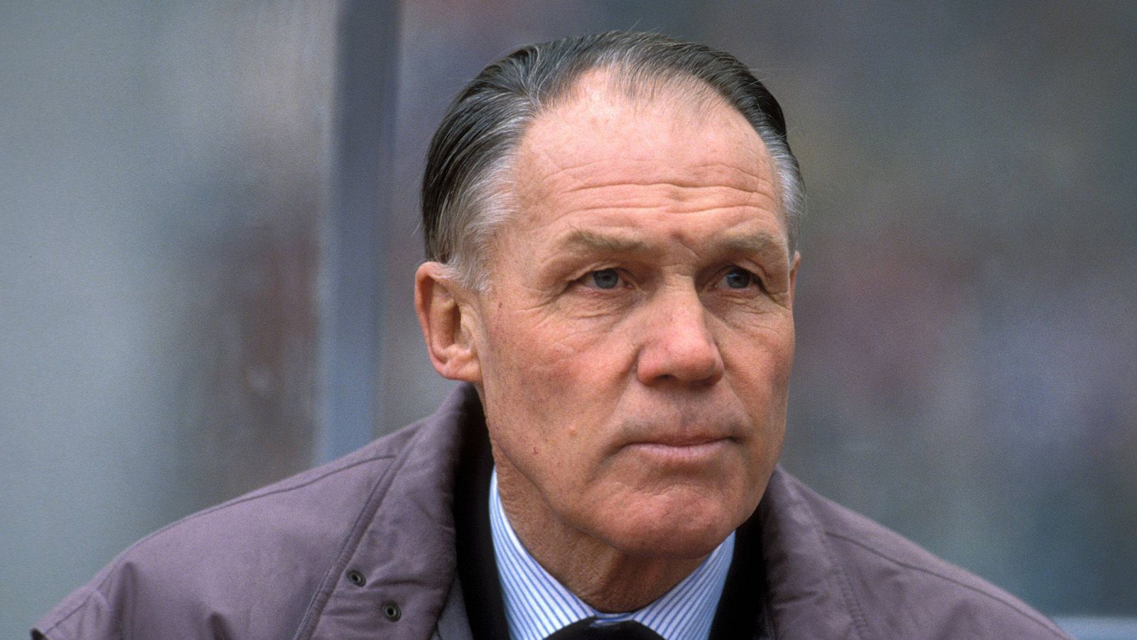 
                <strong>Rinus Michels (1. FC Köln, Bayer Leverkusen) </strong><br>
                Michels gewann als Bondscoach 1988 den EM-Titel, der bis heute einzige große Triumph der Niederlande. Vom französischen Sportmagazin "France Football" wurde der niederländische Coach (1928-2005) gerade erst zum besten Klubtrainer der Geschichte gekürt - vor Sir Alex Ferguson! In 112 Bundesligaspielen beim 1. FC Köln (1980 bis 1983) und Bayer Leverkusen (1988 bis 1989) konnte Michels 175 Punkte einfahren (1,56). Außerdem coachte Michels unter anderem auch viermal das Nationalteam der Niederlande, den FC Barcelona und zweimal Ajax Amsterdam.
              