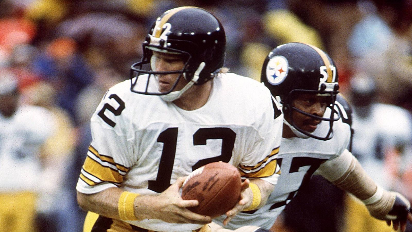
                <strong>Terry Bradshaw (2)</strong><br>
                Der ehemalige Quarterback der Pittsburgh Steelers gewann seine beiden MVP-Awards in zwei aufeinanderfolgenden Super Bowls. Sowohl 1979, als auch 1980 entschied Terry Bradshaw das Spiel und sicherte sich neben dem Super-Bowl-Titel auch den Award als Spieler des Spiels.
              