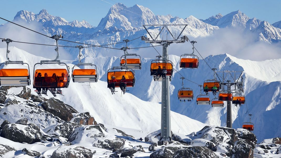 Eine 15-jährige Skifahrerin ist im österreichischen Wintersportort Ischgl von einem Sessellift rund zwölf Meter in die Tiefe gestürzt. (Symbolbild)