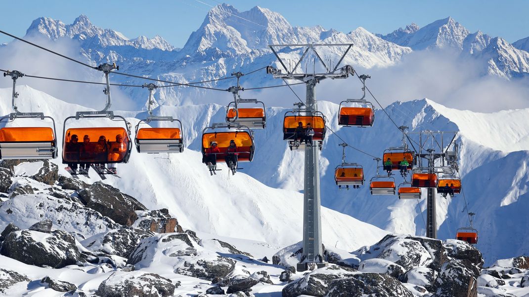 Skifahrerin stürzt in Tirol zwölf Meter aus Sessellift ab