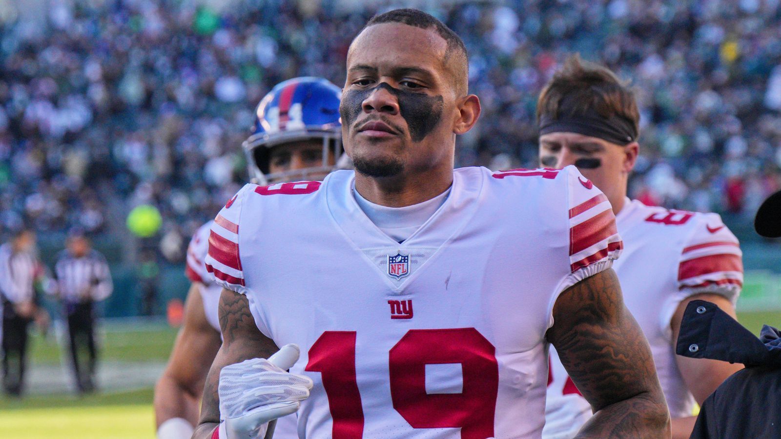 
                <strong>Giants-Receiver suchen die Endzone</strong><br>
                Für die New York Giants haben die Playoffs nie eine Rolle gespielt. Auch in der Saison 2021 war die Offense zu harmlos, trotz einiger Neuverpflichtungen in der Offseason. Kenny Golladay unterzeichnete beispielsweise einen dicken Vertrag. Trotzdem fingen die Receiver der New York Giants nur fünf Touchdowns. In der gesamten Saison! 
              