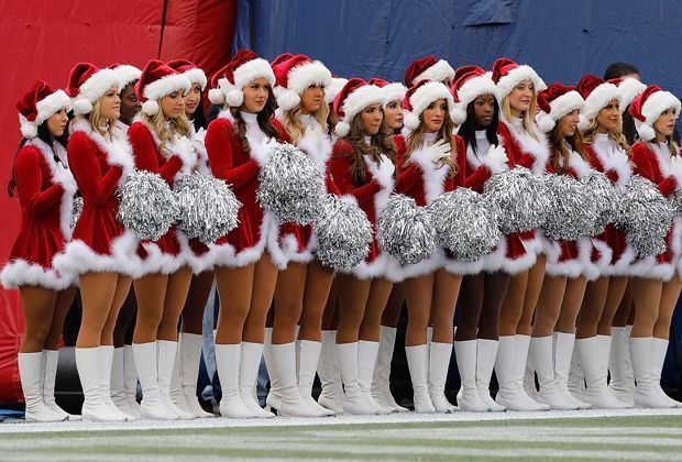 
                <strong>New England Patriots</strong><br>
                Anmutig stehen die Cheerleader der New England Patriots bei der Hymne da.
              