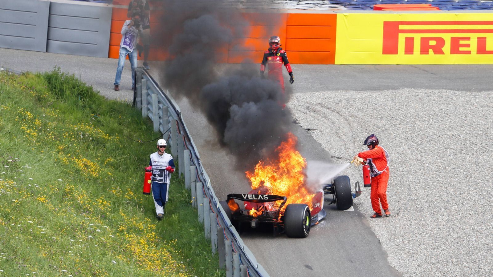 
                <strong>Verlierer: Carlos Sainz (Ferrari)</strong><br>
                Nach seinem Sieg in Silverstone war Carlos Sainz auch auf dem Red-Bull-Ring schnell unterwegs. Der Spanier schickte sich an, im letzten Viertel des Rennens auch noch Max Verstappen abzufangen. Auf der Geraden nach Kurve drei jedoch fing sein Motor Feuer und er musste das Rennen beenden. Glücklicherweise konnte er das Auto rechtzeitig verlassen. Das Pech blieb Sainz also trotz des jüngsten Erfolges treu, bereits sein vierter Ausfall im elften Rennen der Saison.
              