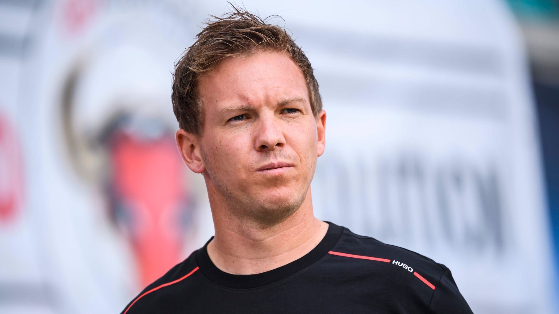 
                <strong>Julian Nagelsmann (RB Leipzig)</strong><br>
                "Ich habe noch 500 Euro offen, weil ich ständig meine Regenjacke auf dem Platz liegen lasse. Wenn ich da jetzt auch noch zahlen muss, muss ich einen Zweitjob annehmen"(Julian Nagelsmann, Trainer von RB Leipzig, auf die Frage, ob er nach seiner Gelben Karte im Spiel gegen Schalke am 6. Spieltag eine Strafzahlung wegen Meckerns in die Mannschaftskasse zahlen muss)
              