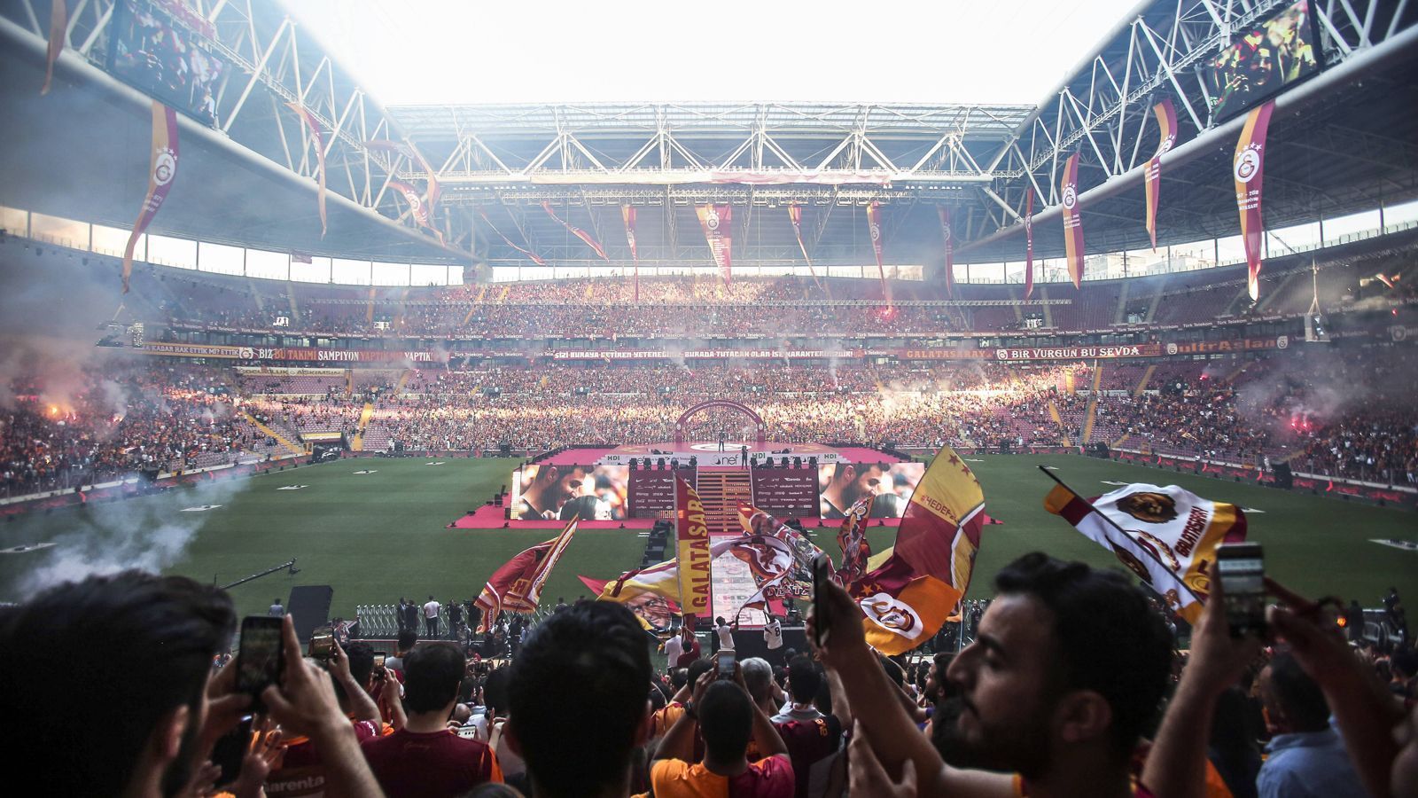 
                <strong>Die lautesten Sportarenen der Welt</strong><br>
                Für den FC Schalke 04 gibt es ordentlich etwas auf die Ohren. Die "Königsblauen" treten heute in der Champions League bei Galatasaray Istanbul an. Deren "Stadion Türk Telekom" gilt als das lauteste Fußballstadion der Welt – allerdings nicht als die lauteste Sportarena der Welt. Das amerikanische Unternehmen Hush City Soundproofing hat die zehn lautesten Arenen aufgelistet. Das Stadion in Istanbul schafft es auf Platz 5. ran.de zeigt die Top-10.
              