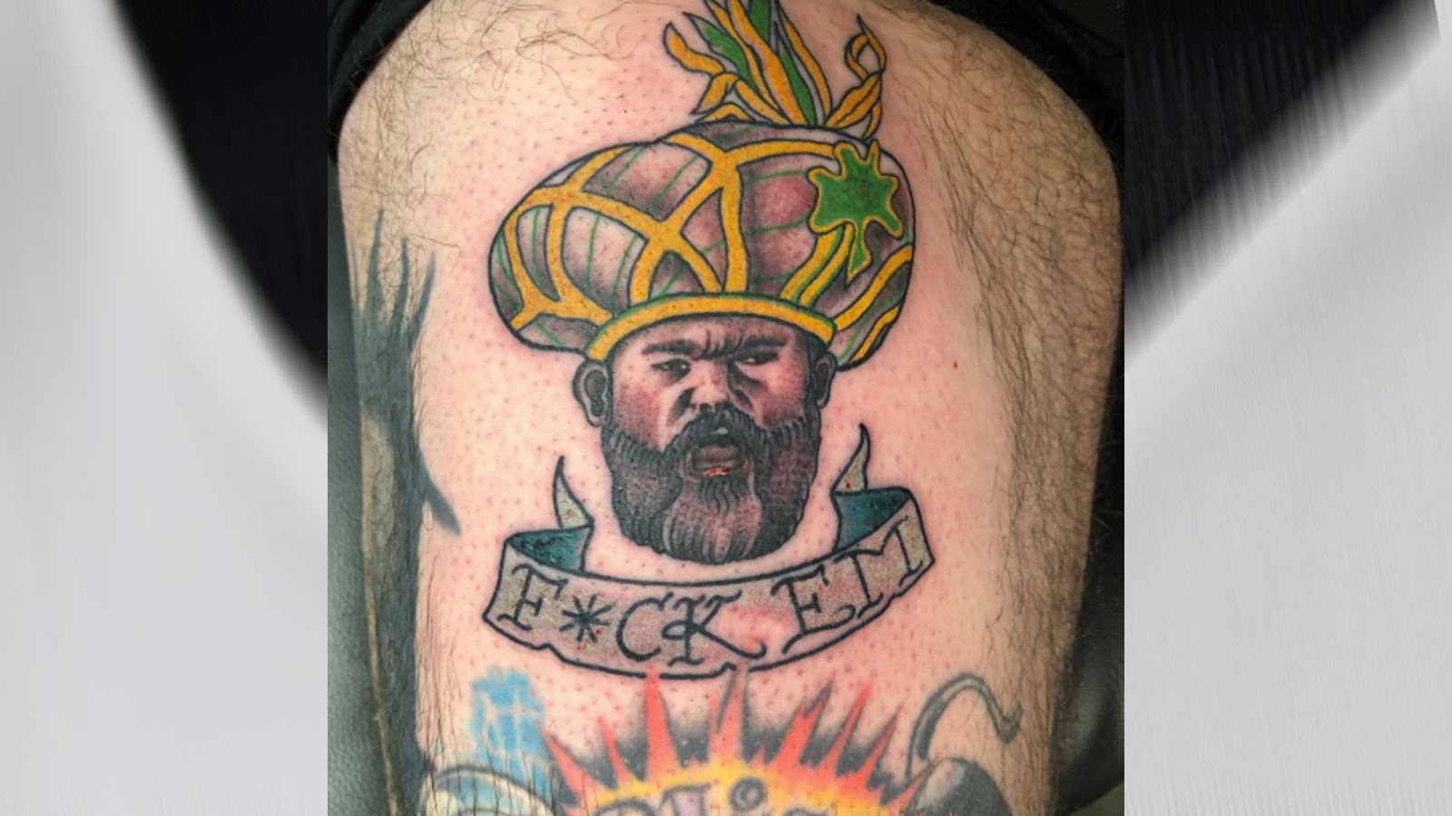 <strong>Jason Kelce und die Wutrede</strong><br>
                ... Ein anderer Fan garnierte das Kelce-Tattoo mit einem der weniger netten Ausrufe des Profis während seiner Schimpftirade vor einem Millionenpublikum. Aber nach dem größten Triumph der Franchise-Geschichte drückt nicht nur der Tätowierer beide Augen zu.
