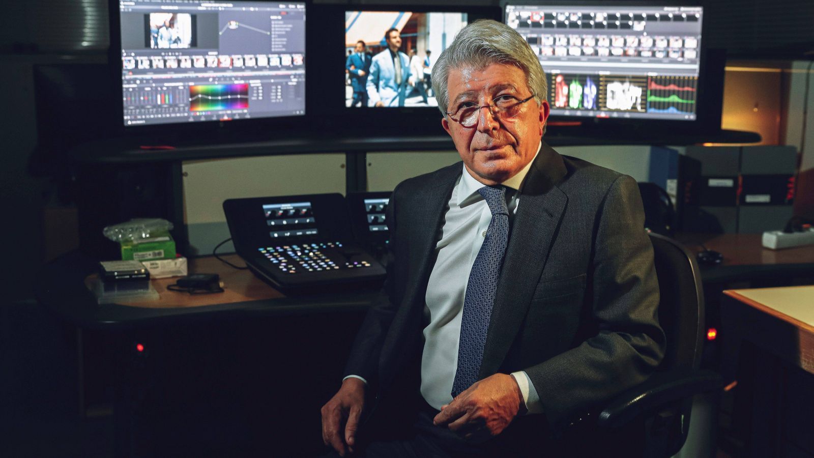 
                <strong>Enrique Cerezo (Atletico Madrid)</strong><br>
                Als Filmproduzent machte sich Enrique Cerezo einen Namen, ehe er 2002 bei Atletico Madrid den Chefsessel des exzentrischen Jesus Gil übernahm. Bereits in den Jahren zuvor hatte er sich immer wieder für den Klub eingesetzt und sich damit die Anerkennung verdient. Unter dem gebürtigen Madrilenen stieg der Klub nach turbulenten Spielzeiten zuletzt in Europas Elite auf und bot den beiden großen Vereinen Spaniens zunehmend Paroli. Während der Corona-Zwangspause 2020 machte Cerezo Schlagzeilen mit dem Vorschlag, im Falle eines Abbruchs der Champions League Atletico zum Champion zu erklären. Einfacher Grund: Sein Verein habe mit dem FC Liverpool den Titelverteidiger rausgeworfen.
              