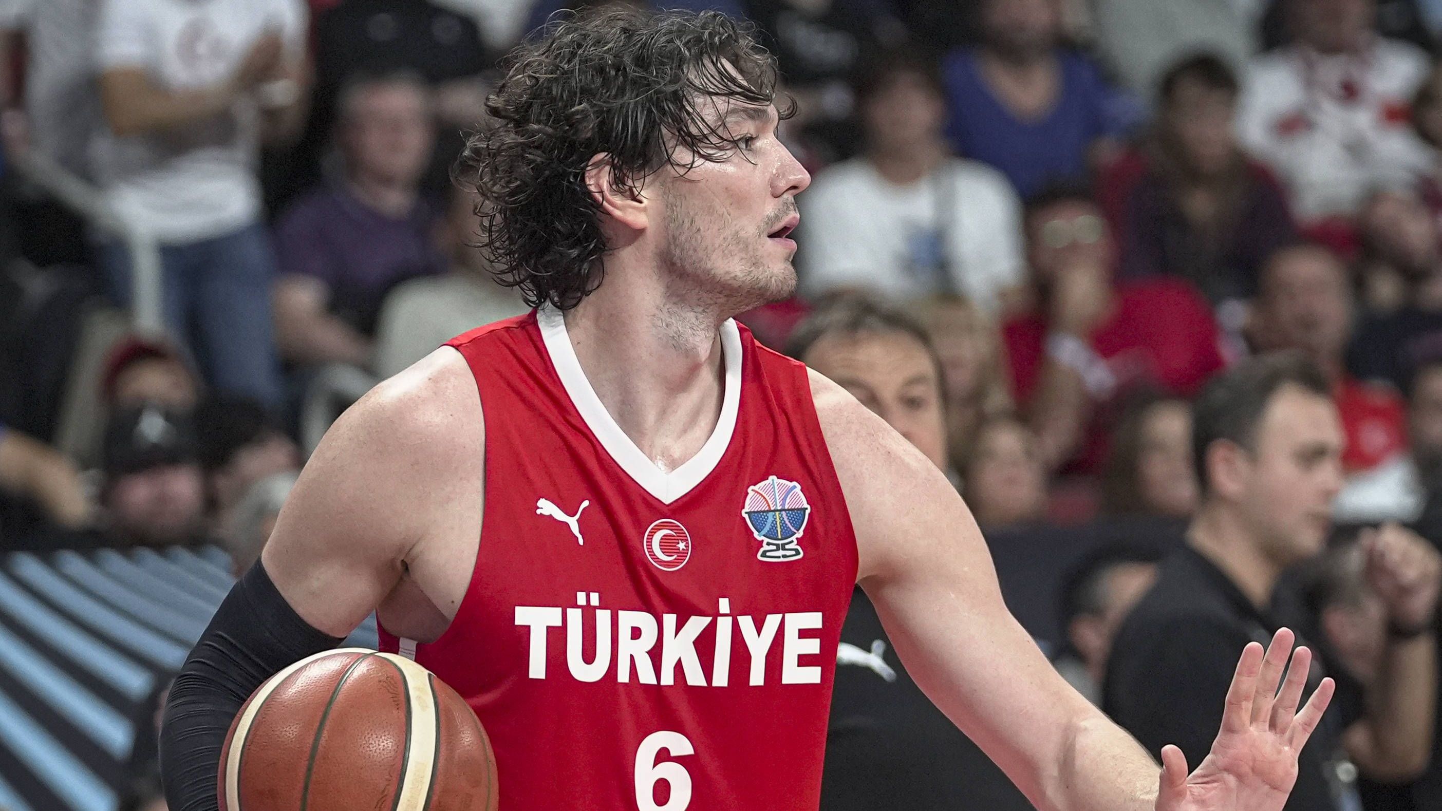 <strong>Cedi Osman</strong><br><strong>Größe:</strong> 2 Meter<br><strong>Position:</strong> Small Forward<br><strong>Alter:</strong> 30<br><strong>Verein: </strong>Panathinaikos Athen (Griechenland)<br><strong>Stats bei der EM:</strong> 15,1 Punkte, 1,8 Assists, 2,5 Rebounds<br><strong>Beste Saison seiner Karriere:</strong> 2016/17 bei Anadolu Efes Istanbul (Türkei) mit 13,9 Punkten, 1,5 Assists und 3,6 Rebounds<br><strong>NBA-Erfahrung:</strong> 496 Spiele für die Cleveland Cavaliers und die San Antonio Spurs