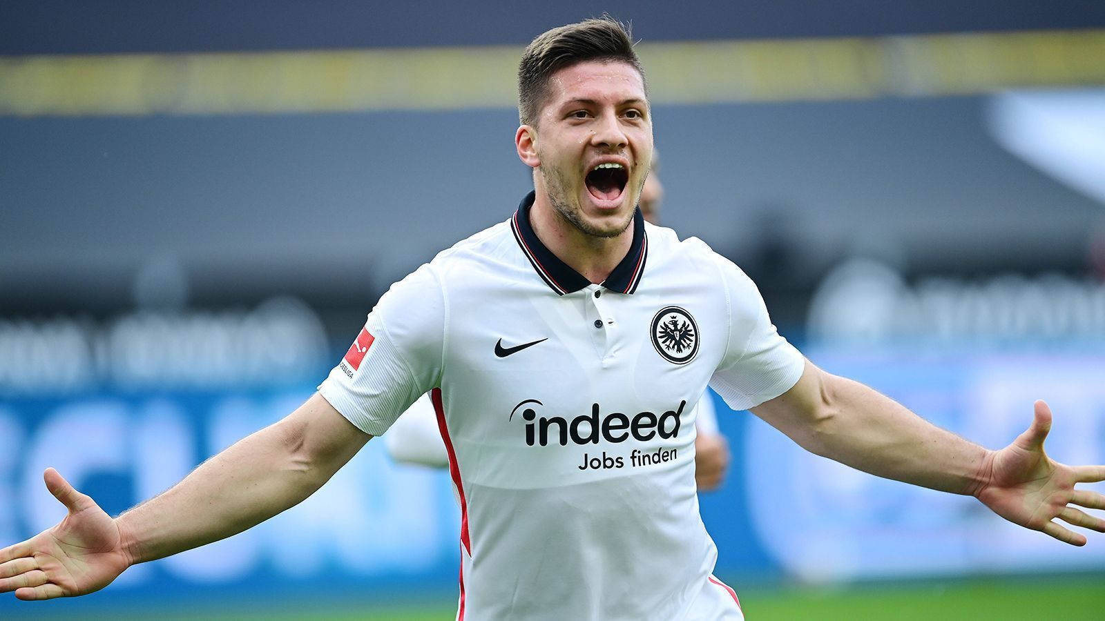 
                <strong>Kommt Jovic dauerhaft zurück?</strong><br>
                Es war eine spektakuläre Rückholaktion im Winter, als Luka Jovic zurück zur Eintracht geholt wurde. Allerdings ist der 23-Jährige nur ausgeliehen. "Ich liebe diesen Verein", schwärmte Jovic zuletzt bei "Bild". Kommt der Serbe also wieder fest zur Eintracht zurück? Eine Kaufoption gibt es nicht, Real zahlte 2019 über 60 Millionen für den Stürmer. Günstig wäre ein dauerhafter Transfer also nicht. Mit den frischen Millionen aus einer möglichen Champions-League-Teilnahme könnten die Chancen aber steigen.
              