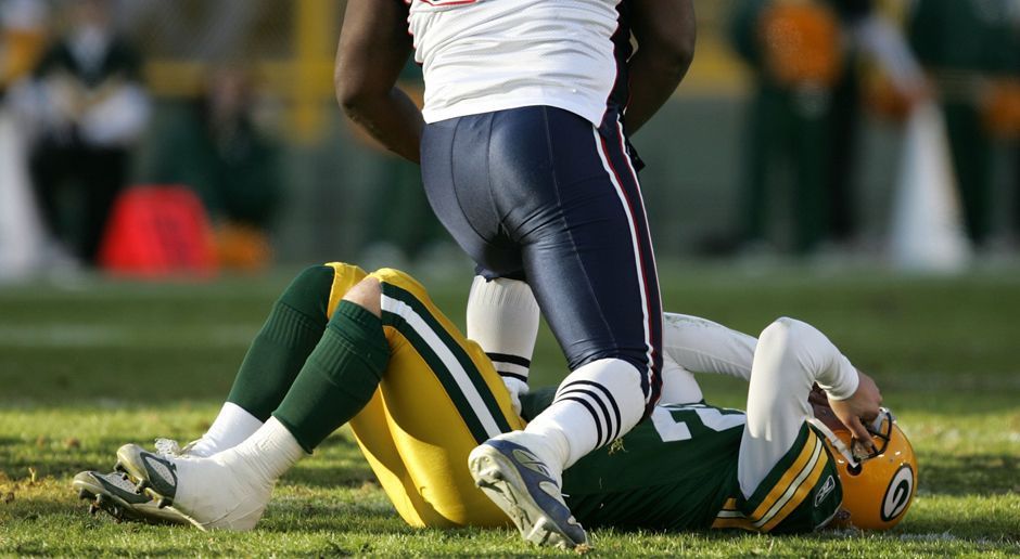 
                <strong>2006: Gebrochener Zeh</strong><br>
                Seit 2005 spielt Aaron Rodgers in der NFL, in seinem zweiten Jahr erlitt er seine erste Verletzung: Er brach sich den großen Zeh und wurde daraufhin auf die Injury Reserved Liste gesetzt. Seinem Team fehlte er in dieser Saison insgesamt elf Spiele.
              