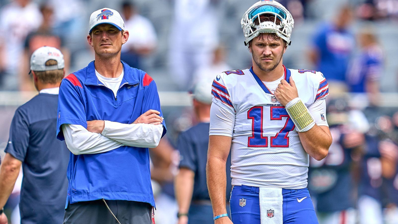 
                <strong>Verlierer: Ken Dorsey (Buffalo Bills)</strong><br>
                Wie man sich als Coach nicht zu verhalten hat, zeigte Ken Dorsey, Offensive Coordinator der Buffalo Bills, am Wochenende eindrucksvoll. Nachdem die Bills bei der Niederlage gegen die Miami Dolphins (19:21) den Ball nicht mehr rechtzeitig spiken konnten, zerlegte Dorsey seine Kabine im Stadion regelrecht vor Wut. Eine Hand verdeckte die Kameralinse nach wenigen Sekunden, die Bilder waren dennoch im nationalen Fernsehen zu sehen. Dorsey entschuldigte sich zwar für seinen Ausraster, sein Verhalten war dennoch unwürdig für einen Team-Offiziellen in der NFL.
              