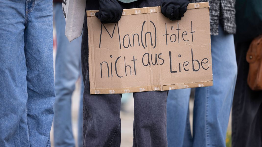 Zum Internationalen Tag gegen Gewalt an Frauen gehen Menschen auf die Straße.