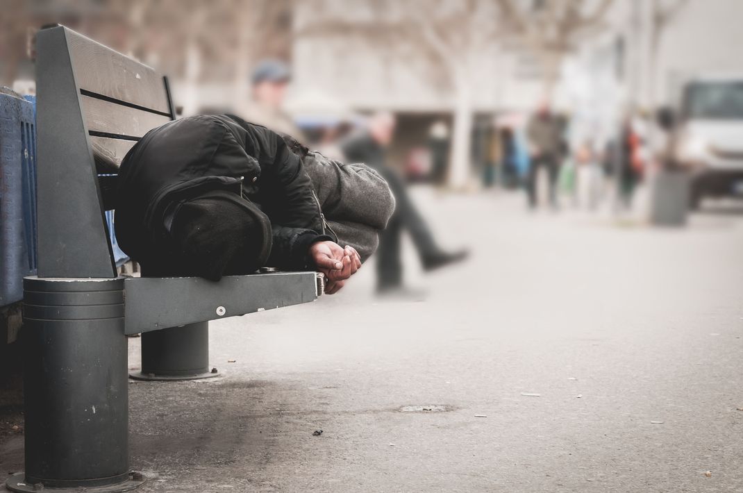 Obdachlose nutzen häufig Bänke, um nicht auf dem kalten dreckigen Boden schlafen zu müssen.