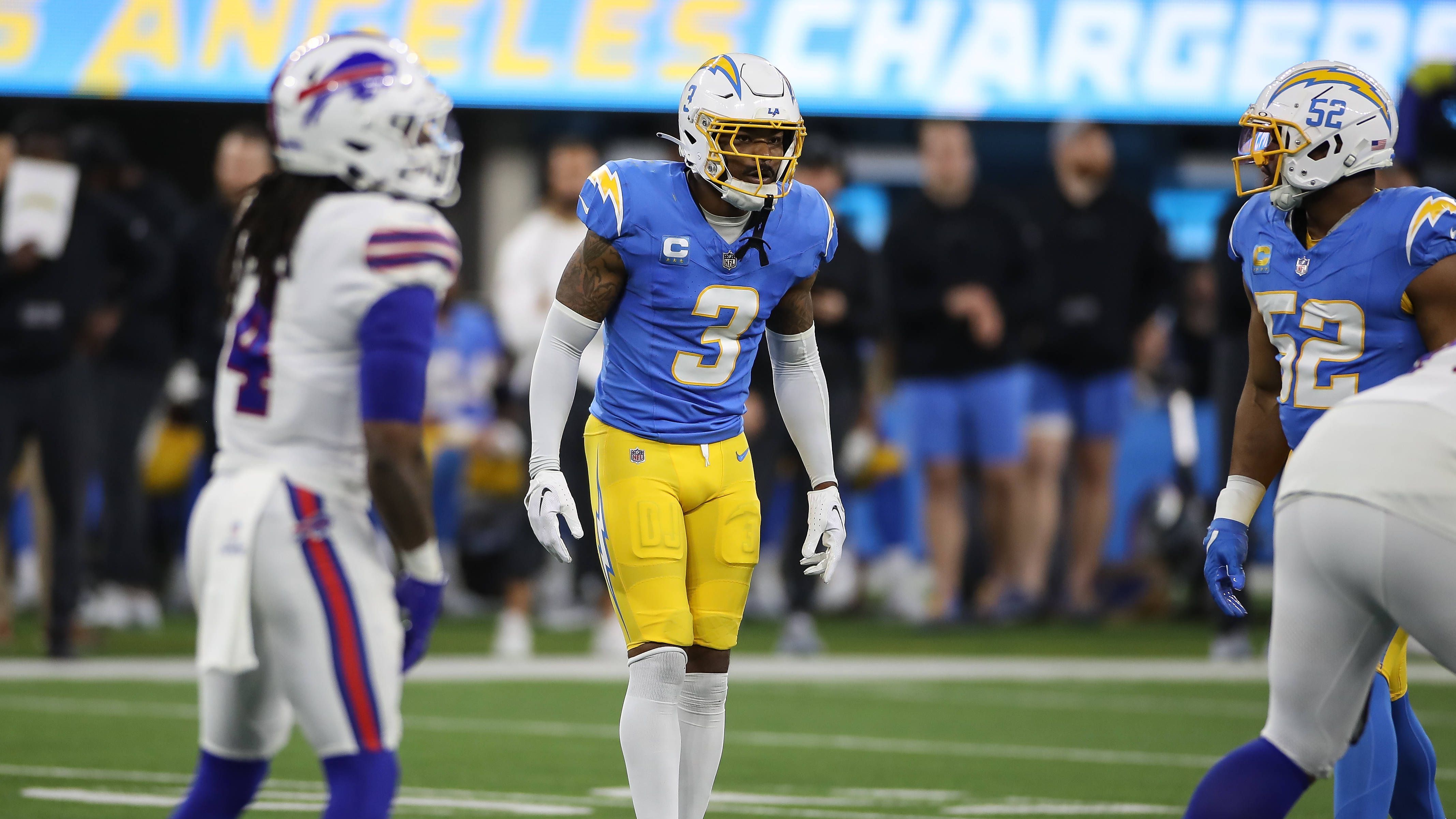 <strong>Platz 28: Los Angeles Chargers<br></strong>Wer einen Blick auf den Kader wirft, findet auf jeden Fall einige Namen mit Star-Power. Derwin James, Khalil Mack, Joey Bosa und so weiter. Allerdings gerieten die Chargers letzte Saison bereits oft unter die Räder. Auch, weil ihre Stars immer wieder mit Verletzungen zu kämpfen hatten. Der Kader wird nicht jünger, abseits der Aushängeschilder wird's schnell dünn.