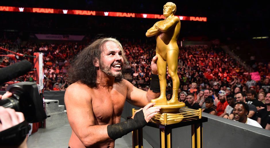 
                <strong>Andre the Giant Memorial Battle Royal </strong><br>
                Insgesamt 30 Mann stiegen in den Ring. Einer blieb übrig. Dank der Hilfe des überraschend zurückgekehrten Bray Wyatt konnte sich Matt Hardy am Ende gegen Mojo Rawley und Baron Corbin durchsetzen und die fünfte Ausgabe der Andre the Giant Memorial Battle Royal gewinnen.Sieger: "Woken" Matt HardyIm Vorfeld von ran getippter Sieger: "Woken" Matt Hardy
              