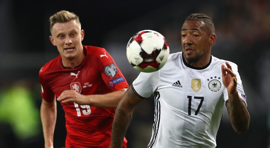 
                <strong>Jerome Boateng</strong><br>
                Jerome Boateng: In den letzten Minuten des ersten Durchgangs hatte der Verteidiger Lust auf Offensive - und narrte die Tschechen sogar defensiv. Spielte sagenhafte Diagonalbälle, außerdem gewohnt zweikampfstark. ran-Note: 2.
              