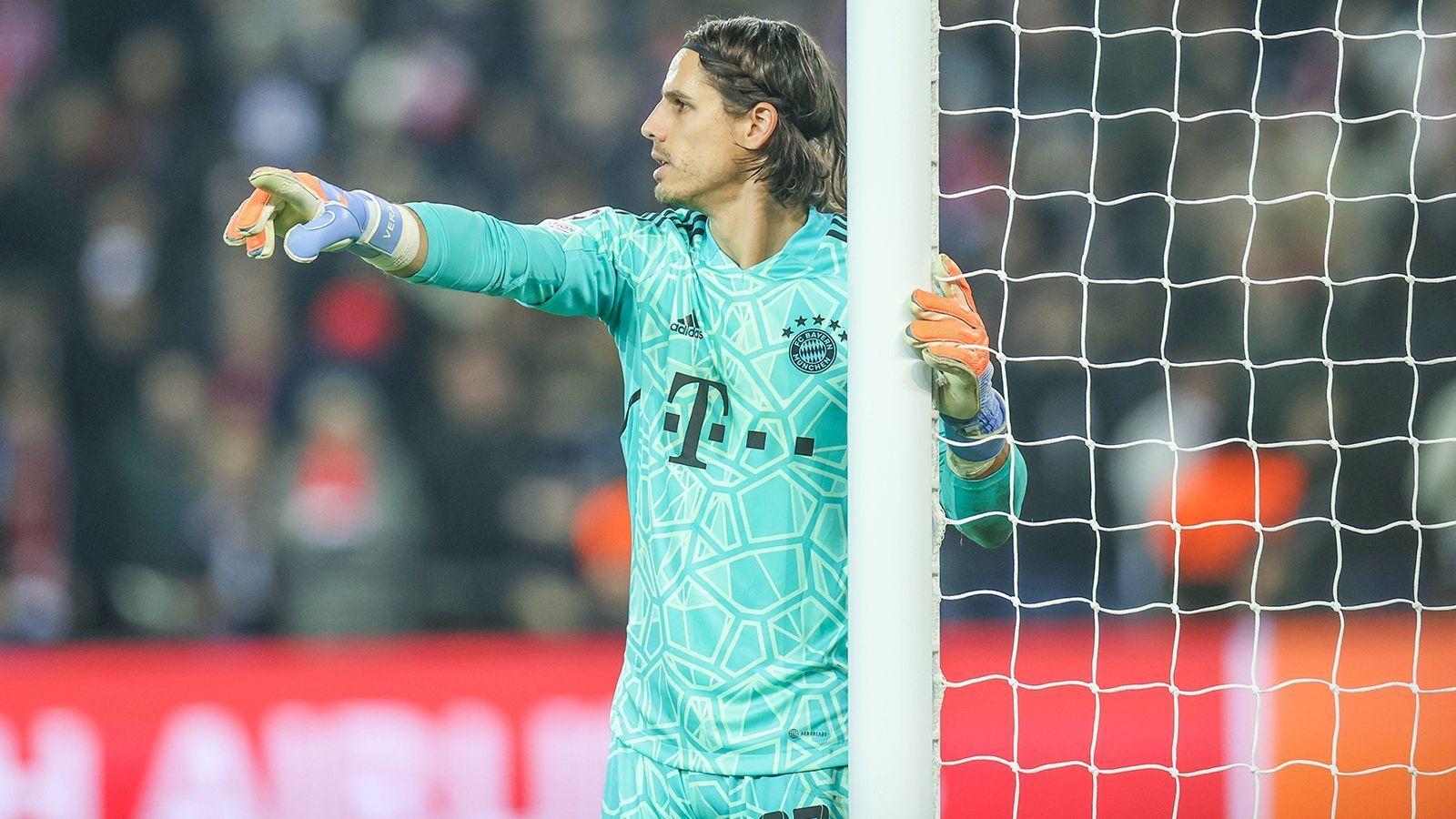 
                <strong>Yann Sommer </strong><br>
                Im Winter 2023 wechselte Yann Sommer von Borussia Mönchengladbach zum FC Bayern. Beim deutschen Rekordmeister ersetzt er den verletzten Manuel Neuer. Dieser hatte sich in der fußballfreien Zeit bei einer Skitour das Bein gebrochen und die Münchner zum Handeln gezwungen. Nach zähen Verhandlungen mit den "Fohlen" legten die Bayern rund neun Millionen Euro für den Schweizer Nationalkeeper auf den Tisch. Ob der 34-Jährige langfristig das Tor in der bayerischen Landeshauptstadt hüten wird, ist noch nicht klar. Mit jeder guten Leistung steigt allerdings die Chance. Vor allem, wenn Neuers Genesungsprozess nicht so verlaufen sollte wie erhofft.
              