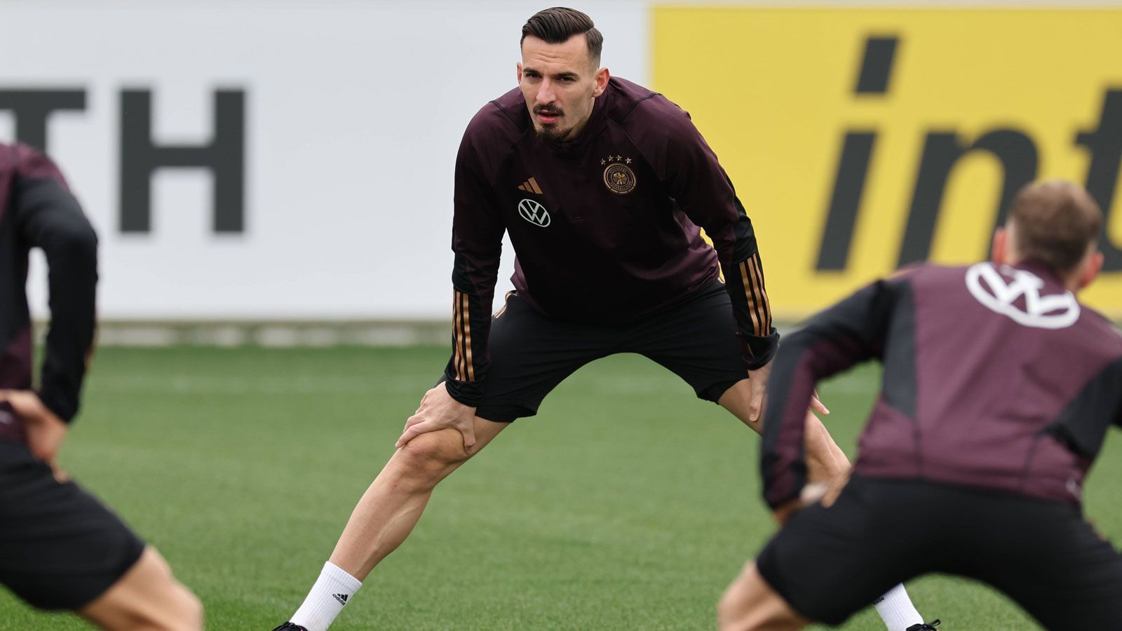 
                <strong>Nummer 13: Mergim Berisha (FC Augsburg)</strong><br>
                &#x2022; Position: Sturm<br>&#x2022; Rückennummer bei der WM 2022: nicht nominiert<br>&#x2022; Rückennummer im Verein: 11<br>&#x2022; Anzahl A-Länderspiele/Tore: 0/0<br>&#x2022; Vorgänger mit der Nummer 13: Thomas Müller<br>
              