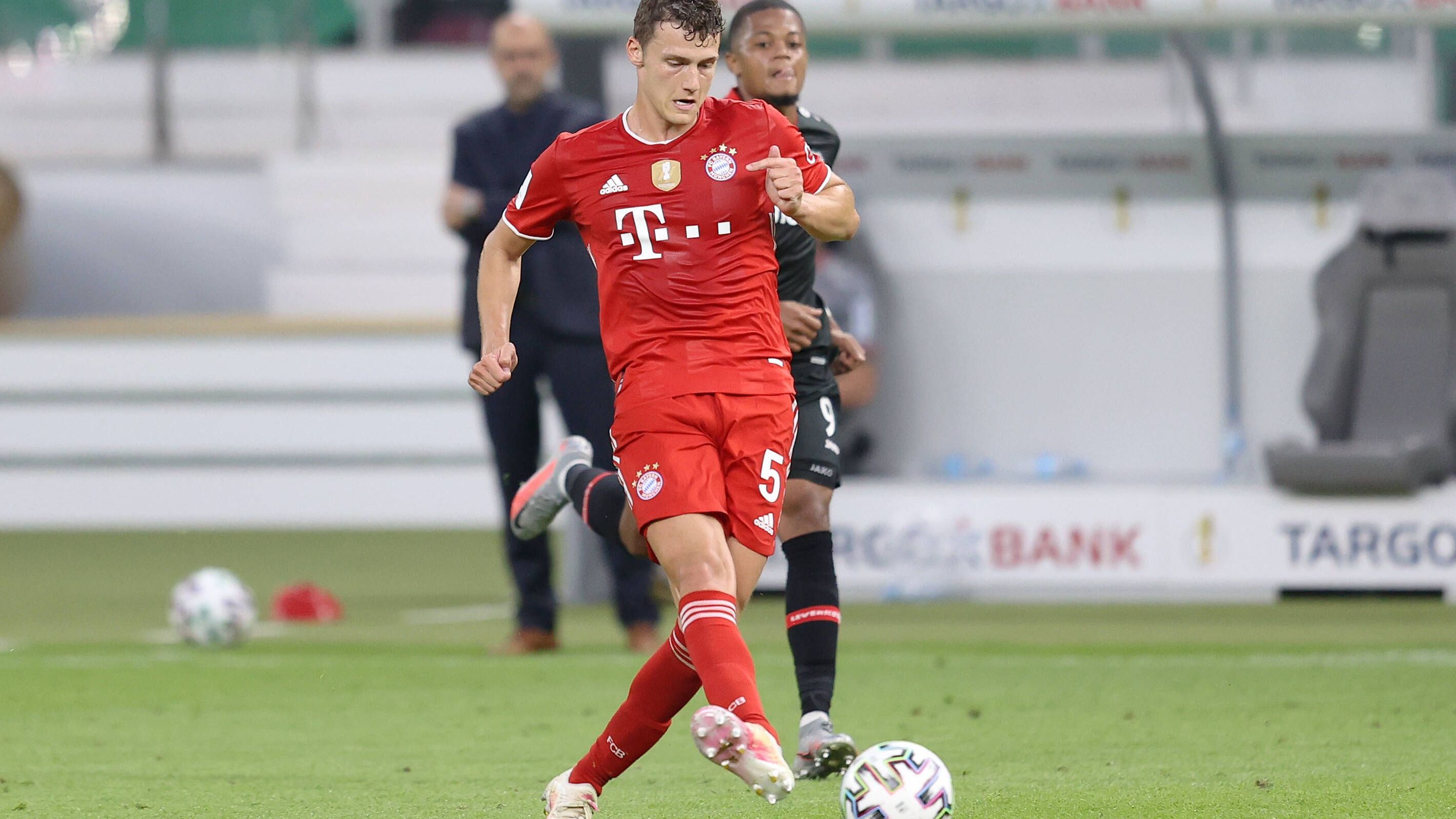 <strong>Saison 2019/2020</strong><br>Es ist Benjamin Pavard (Foto), der zur Saison 2019/2020 vom VfB Stuttgart kommt. Kimmich spielt nun bis auf wenige Ausnahmen im defensiven Mittelfeld. Auf der rechten Seite ist ab sofort der Franzose vorgesehen. Doch die optimale Lösung ist auch der 2018er Weltmeister nicht. Denn auch er sieht sich woanders noch besser aufgehoben - in der Innenverteidigung.