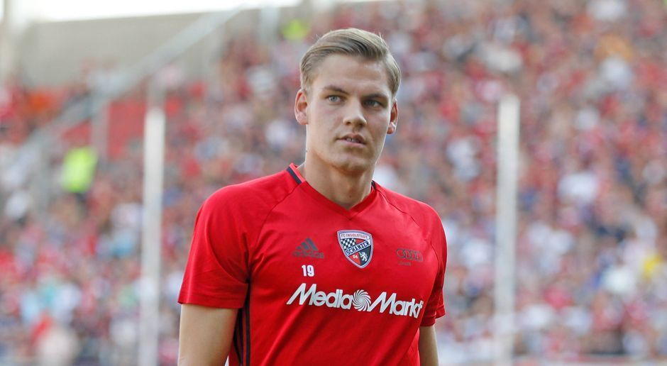 
                <strong>Max Christiansen (FC Ingolstadt)</strong><br>
                Max Christiansen kam in Ingolstadts erster Bundesliga-Saison 2015/16 auf 19 Einsätze. Vergangenen Sommer gewann er mit der deutschen Olympia-Auswahl Silber in Rio de Janeiro - allerdings ohne selbst viel gespielt zu haben. Ein möglicher Grund, warum sich der 20 Jahre alte Mittelfeldspieler in dieser Spielzeit meist mit einem Platz auf der Tribüne begnügen musste. Ex-Coach Markus Kauczinski meinte im September: "Es wäre einfacher gewesen, wenn er bei Olympia mehr gespielt hätte. Man merkt, dass er unsere Vorbereitung weitestgehend verpasst hat." Auch unter Neu-Trainer Maik Walpurgis konnte Christiansen den Trainingsrückstand offensichtlich noch nicht aufholen. Schafft das Talent nach dem Winter-Trainingslager in der Rückrunde nun den endgültigen Durchbruch bei den Schanzern?
              