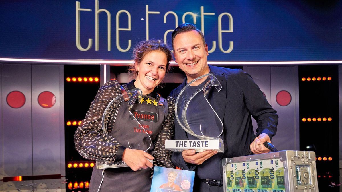 Gewinnerin Yvonne mit ihrem Coach Tim Raue bei "The Taste" 2023 