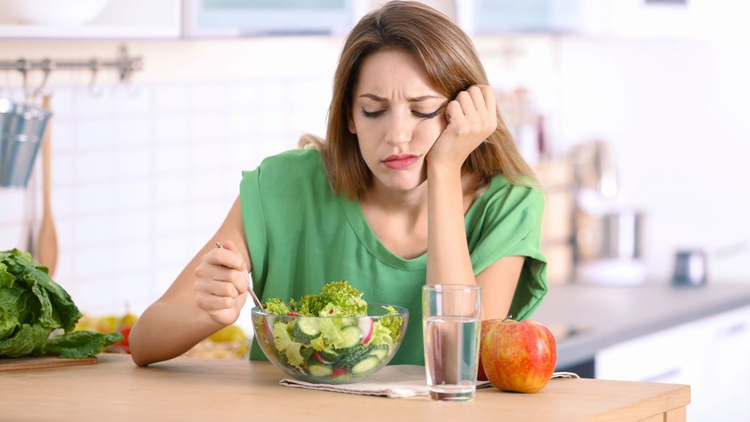 Wer sich bei einer Diät nur von einem Lebensmittel ernährt oder die Kalorienzufuhr plötzlich extrem reduziert, verliert schnell die Lust an gesundem Essen. Setze besser nicht auf Crash- oder Monodiäten.