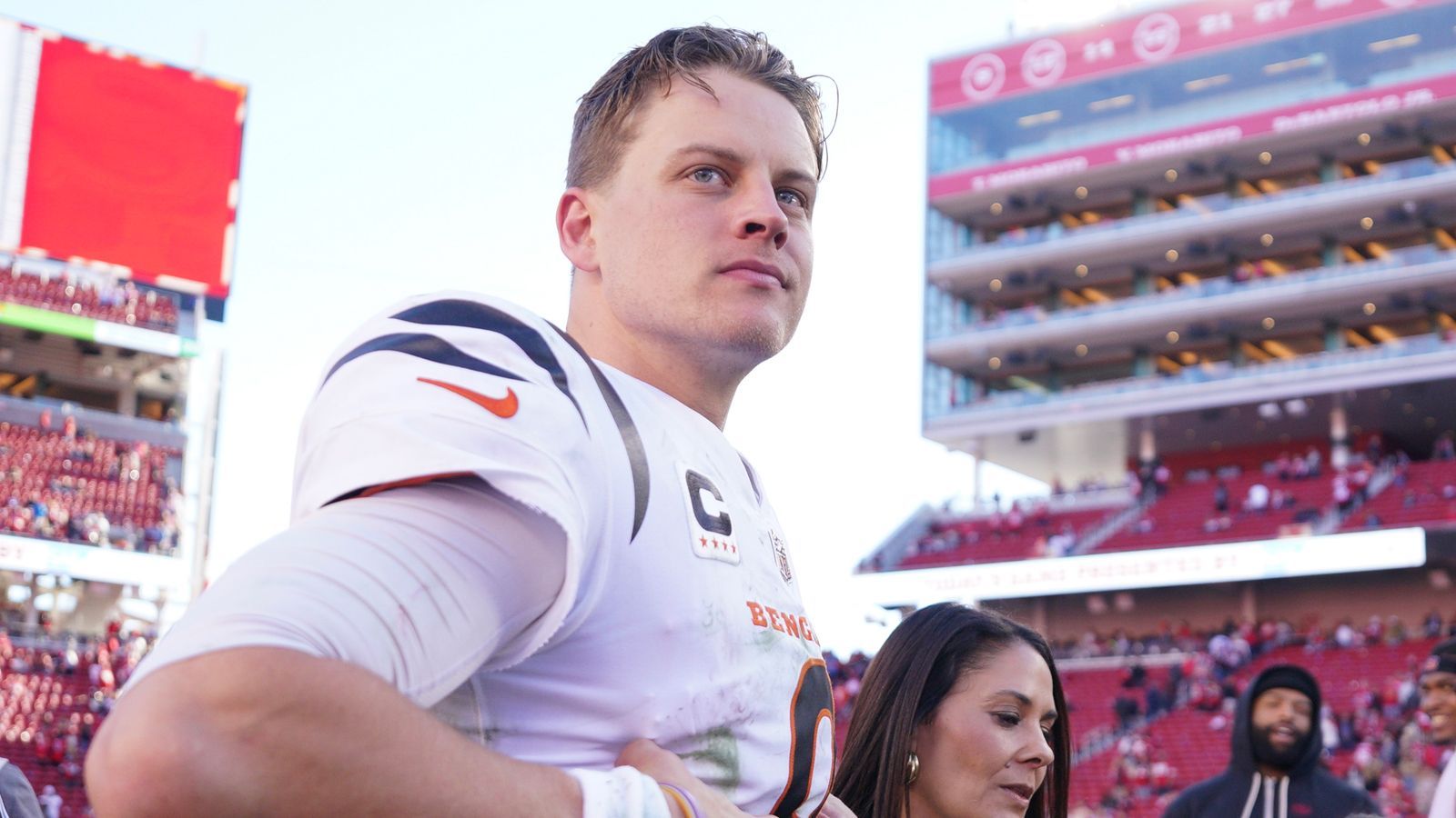 <strong>Cincinnati Bengals: Joe Burrow</strong><br>Okay, ja. In den ersten Wochen gelang den bengalischen Tigern wenig bis nichts. Ein Grund war auch die Beinverletzung von Quarterback Burrow. Doch seitdem dieser wieder völlig fit erscheint, spielen die Bengals auch wieder auf Top-Niveau und fuhren drei Siege in Serie ein. Darunter Statement-Erfolge gegen die Seahawks und 49rts. Das Team steht und fällt mit Joey B.