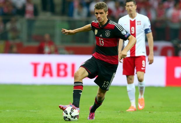 
                <strong>Thomas Müller</strong><br>
                Stürmt diesmal ganz vorne und ackert wie ein bayerischer Stier, hat schon vor dem Seitenwechsel viele Abschlüsse, aber kein Schussglück. Als das Unheil seinen Lauf nimmt, hat auch Müller keine Idee, wie man den Polen beikommen kann. ran-Note 3
              