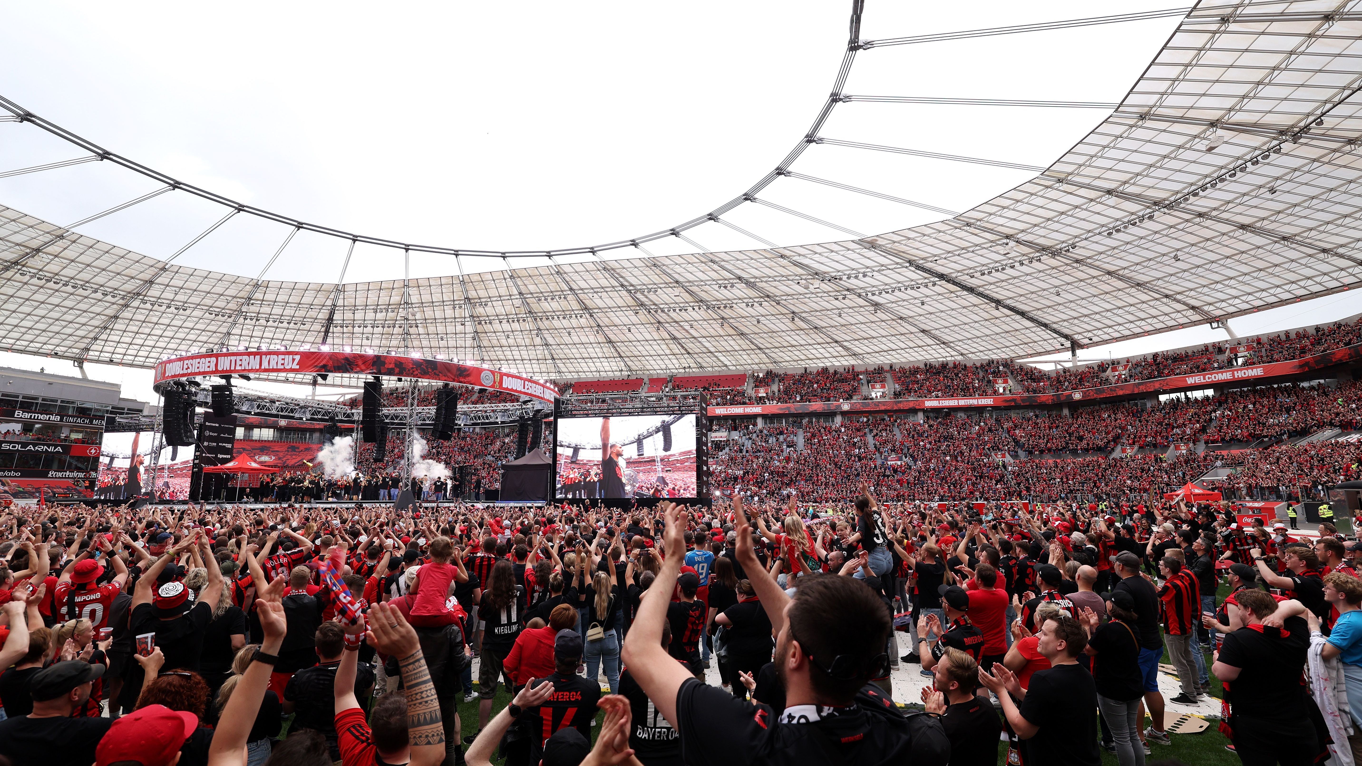 <strong>Bayer Leverkusen feiert den Double-Gewinn</strong><br>Große Bühne für die Leverkusen-Stars! Die Bayer-Anhänger füllten die Tribünen und den Innenraum und feierten ihre Double-Helden vor einer großen Bühne.