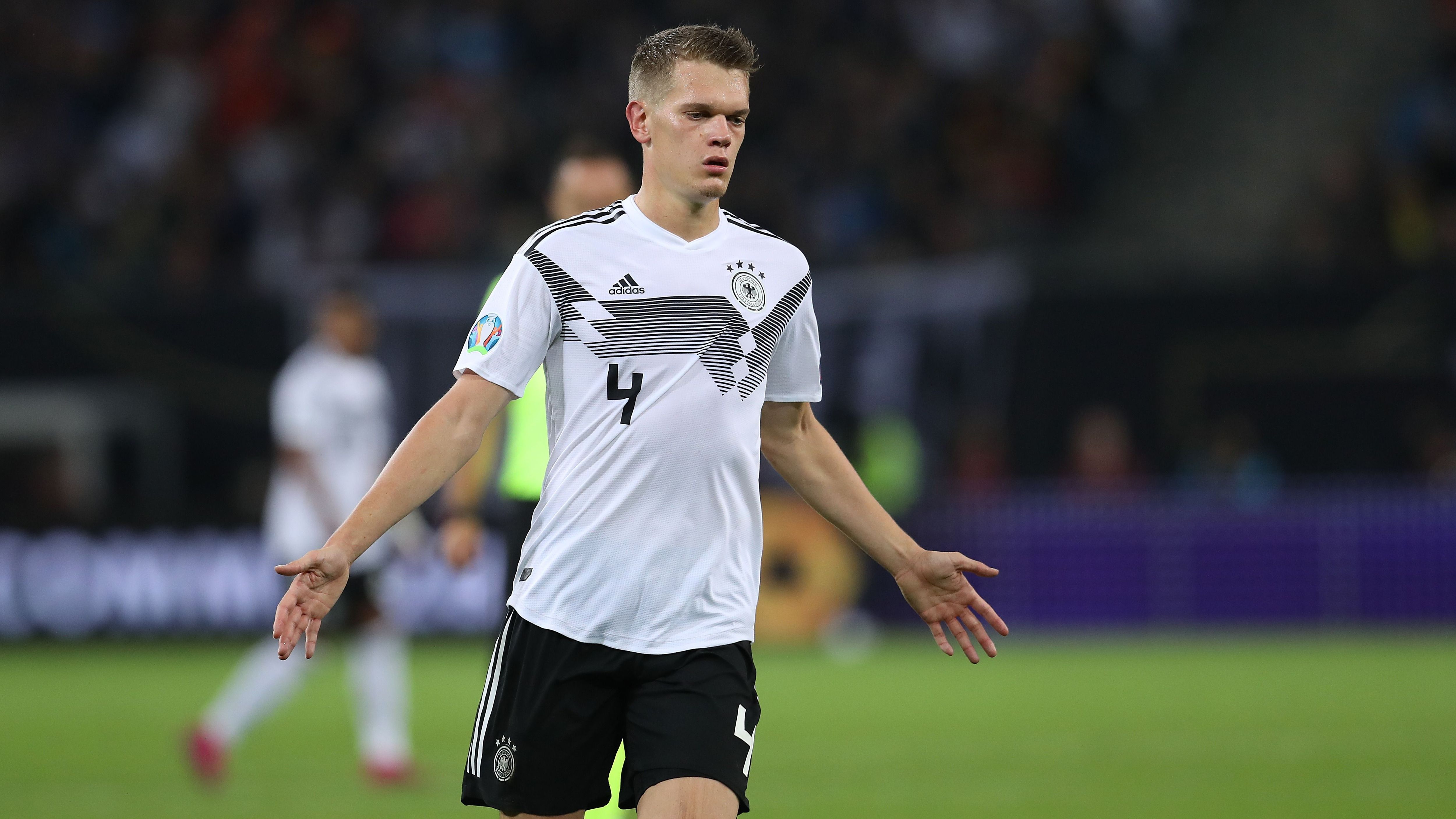 
                <strong>Rechter Innenverteidiger: Matthias Ginter</strong><br>
                Matthias Ginter ist der neueste Kandidat, der sich in Löws Absageliste einreiht. Beim Gladbacher Verteidiger wurde am Montag eine Schulterluxation mit Kapselbandverletzung diagnostiziert.
              