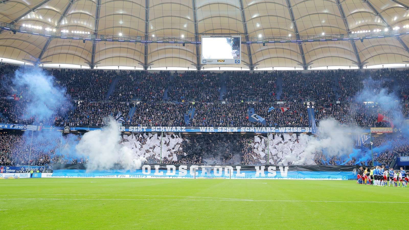 
                <strong>Pyro3</strong><br>
                Beim Einlaufen der Mannschaften durften zehn Fans zehn sogenannte Rauchtöpfe zwischen Tribüne und Spielfeld in der Nordkurve entzünden. Bunter Rauch in HSV-Farben stieg auf. 
              