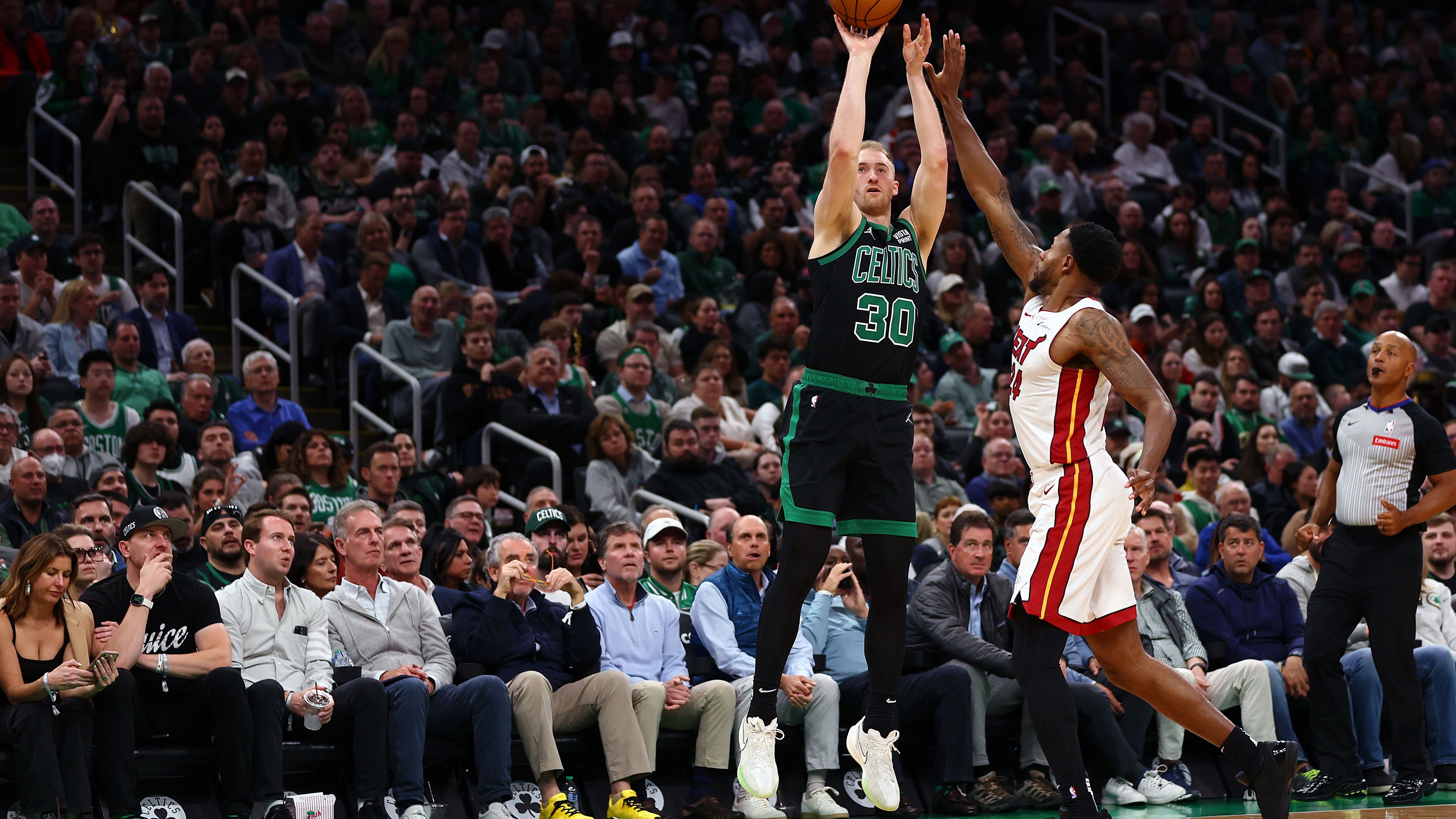 <strong>Sam Hauser (Boston Celtics) - Bank</strong><br>Durch den starken Distanzwurf macht Hauser das Feld breiter für seine Mitspieler. In den aktuellen Playoffs fällt sein Dreier jedoch nur mit 33 Prozent, was fast zehn Prozent schlechter ist als in der Regular Season. Ohne seinen Wurf ist er kein Plusspieler für Boston. Seine Defense ist akzeptabel. In den Finals muss er insgesamt mehr liefern, wenn er viel auf dem Platz stehen will.