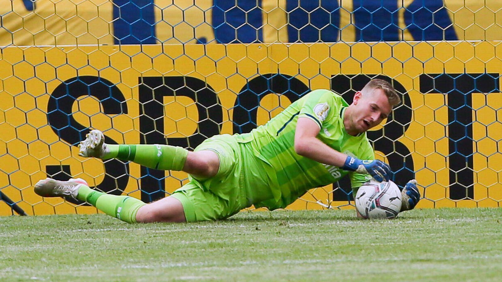 
                <strong>Bayer Leverkusen: Lukas Hradecky</strong><br>
                Neuer Trainer, neuer Kapitän. So lautet die Marschroute bei Bayer Leverkusen. Lange hatte sich Trainer Gerardo Seoane nicht entschieden, wer sein Bayer-Kapitän für die Saison 2021/22 sein soll. Dann legte sich der Schweizer auf Keeper Lukas Hradecky fest. "Lukas ist nicht nur ein herausragender Torwart, er ist auch ein Vollprofi, der sehr gewissenhaft seinen Sport betreibt", begründete Seoane seine Entscheidung für den Finnen: "Darüber hinaus hat er eine sehr positive Ausstrahlung, ist kommunikativ und übernimmt gerne Verantwortung."
              