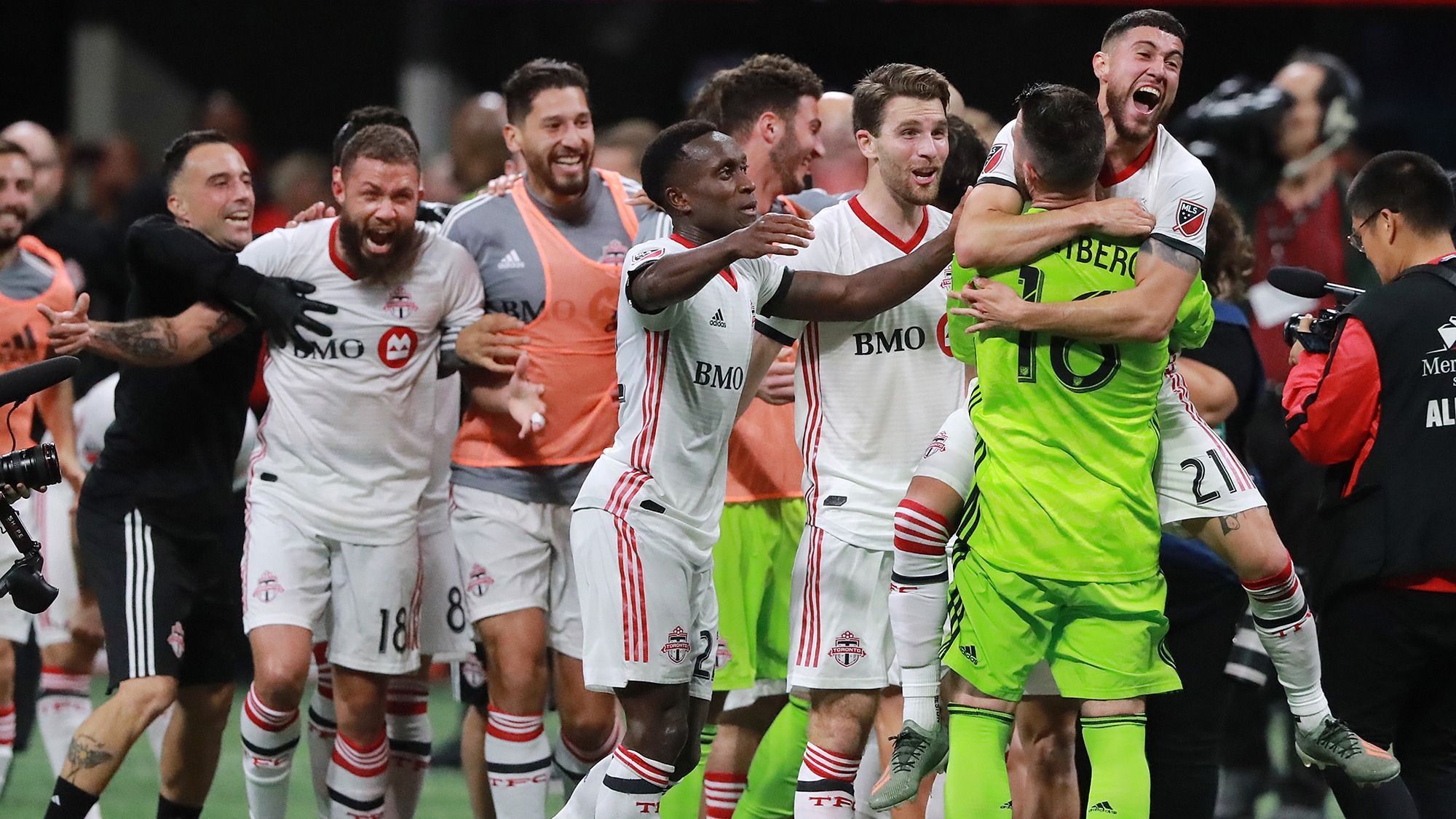 
                <strong>Gewinner der Eastern Conference</strong><br>
                Der Toronto FC setzte sich im Finale der Eastern Conference gegen Titelverteidiger Atlanta United mit 2:1 durch. Ein Sieg zum Leidwesen des deutschen MLS-Profis Julian Gressel, der nach nur vier Minuten die 1:0-Führung für Atlanta erzielte. Die Kanadier sicherten sich den Conference-Titel und bestreiten nun das dritte Endspiel in den vergangenen vier Jahren.
              