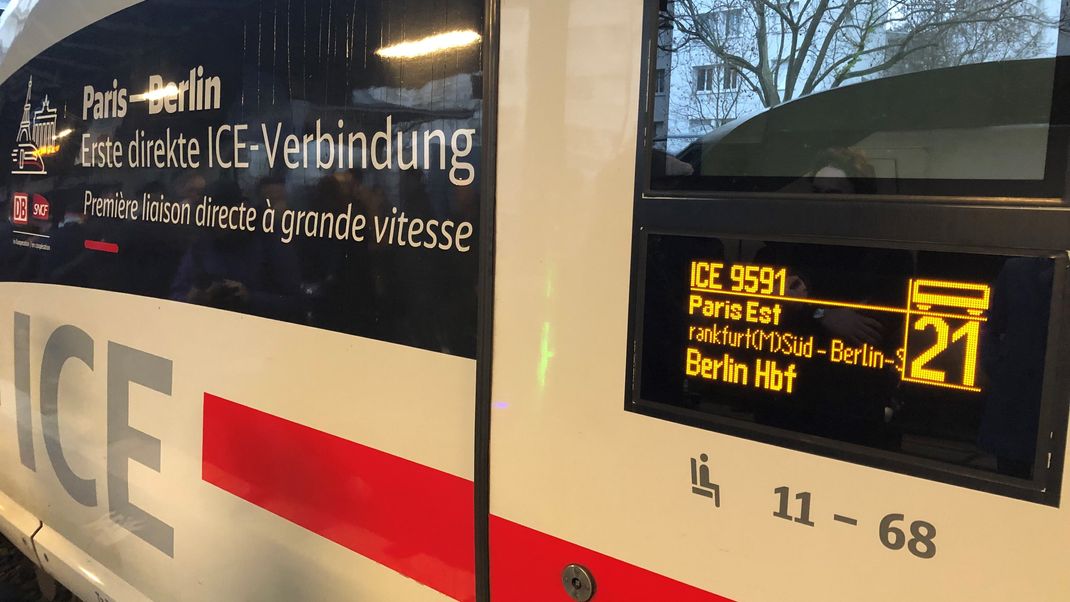 Der erste direkte ICE von Paris nach Berlin steht zur Abfahrt bereit.