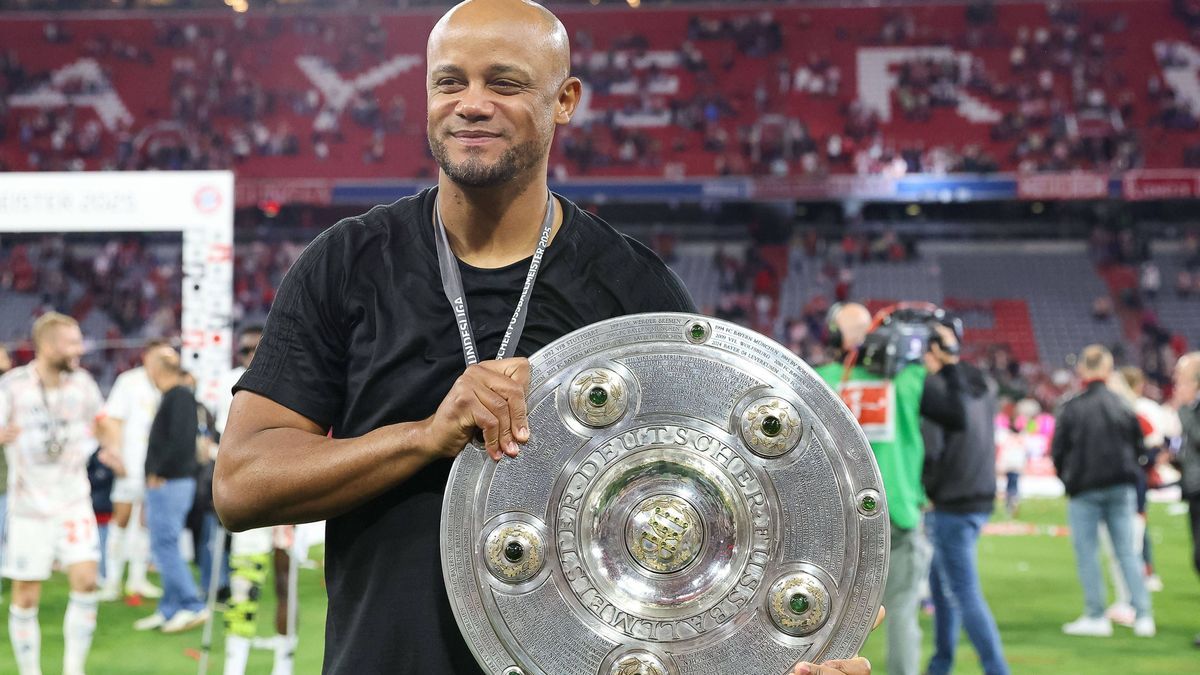 Vincent Kompany (FC Bayern Muenchen, Cheftrainer) haelt die Meisterschale, Feier zum Gewinn der Deutschen Meisterschaft, GER, FC Bayern Muenchen vs. Borussia Moenchengladbach, Fussball, Bundesliga,...