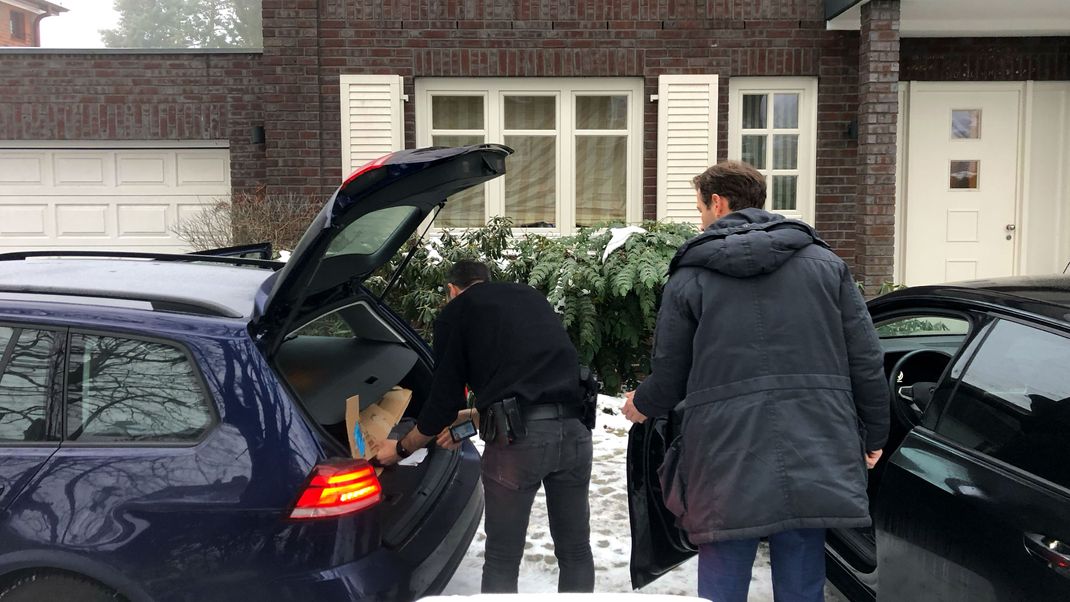 Ermittler der Polizei stehen vor dem Wohnhaus der Unternehmerin Christina Block und laden Tüten in ein Fahrzeug. 