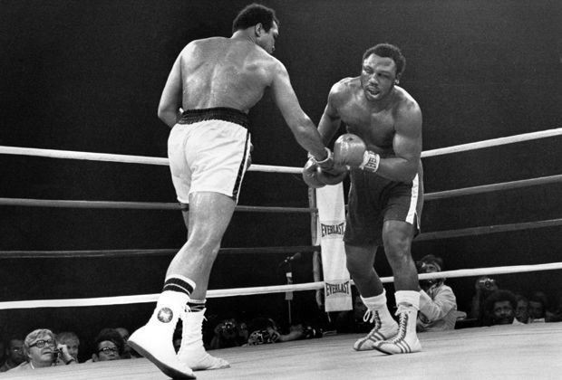 
                <strong>Muhammad Ali vs. Joe Frazier</strong><br>
                Muhammad Ali vs. Joe Frazier im "Thrilla in Manila" am 30. September 1975. Für zahlreiche Experten der legendärste Titelkampf aller Zeiten. Ali gewinnt den Kampf, nachdem Frazier in der 14. Runde aufgibt.
              